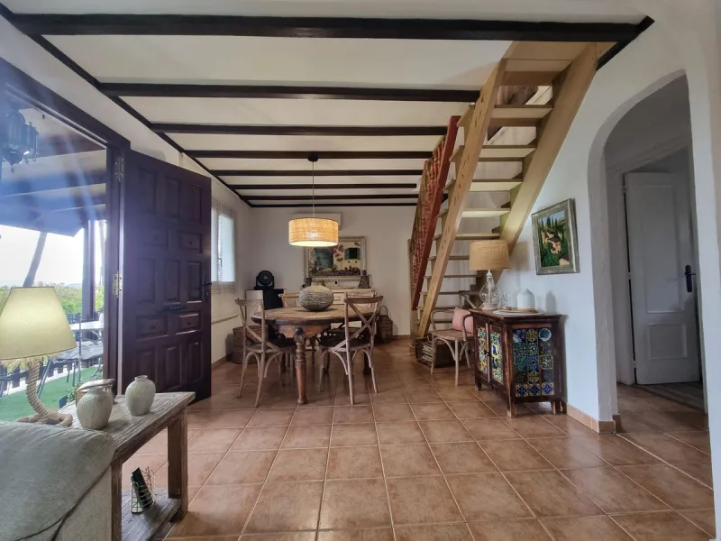 Beautiful country house in Alhaurín El Grande. Located very close to the town, this charming estate offers excellent access and spectacular open views of the valley and the Sierra of Alhaurín El Grande.