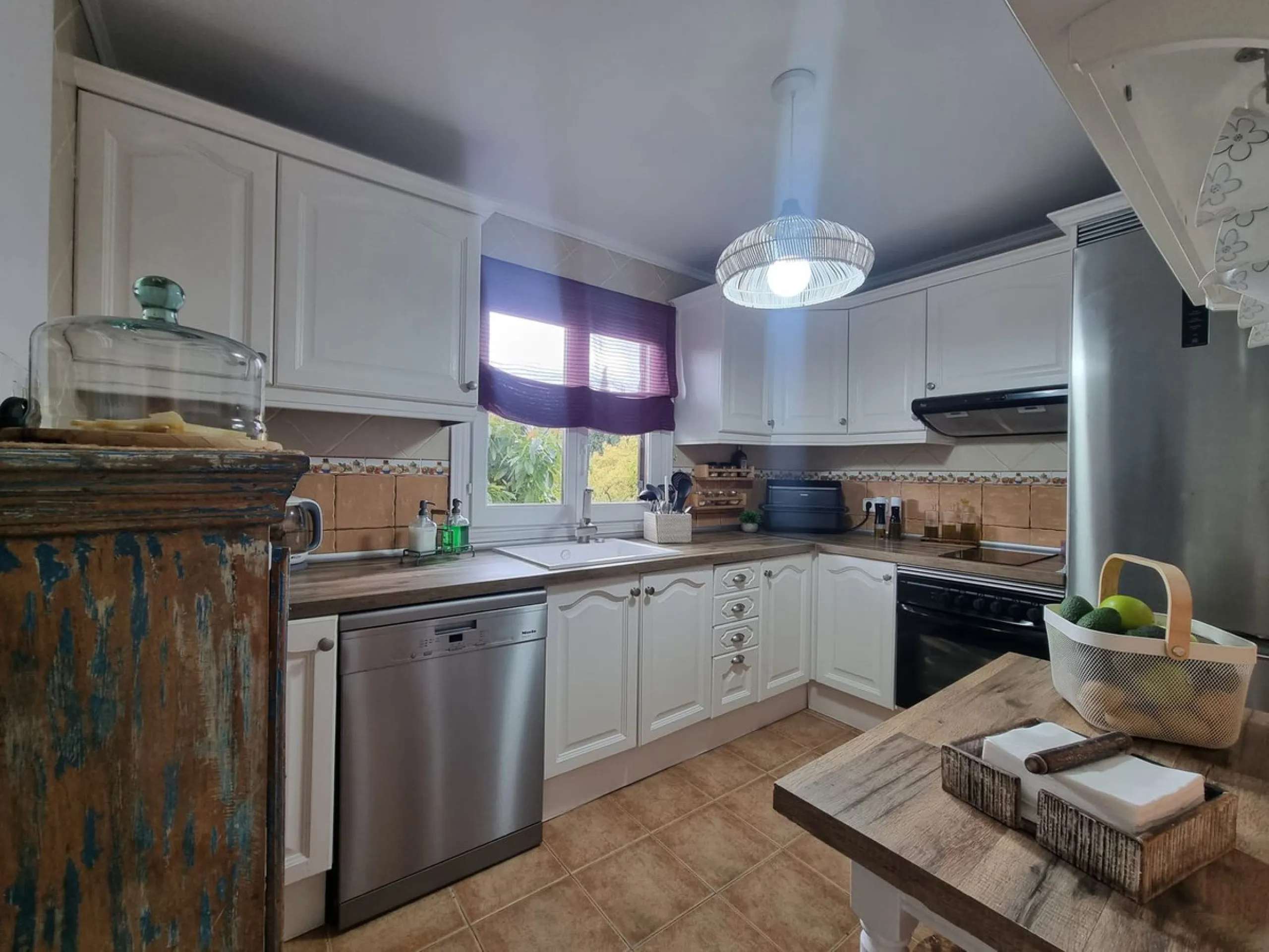 Beautiful country house in Alhaurín El Grande. Located very close to the town, this charming estate offers excellent access and spectacular open views of the valley and the Sierra of Alhaurín El Grande.