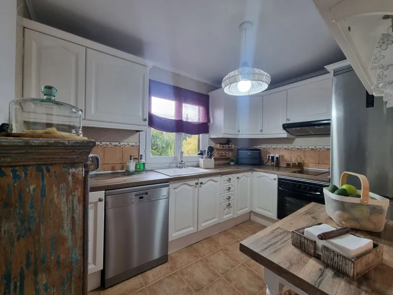 Beautiful country house in Alhaurín El Grande. Located very close to the town, this charming estate offers excellent access and spectacular open views of the valley and the Sierra of Alhaurín El Grande.