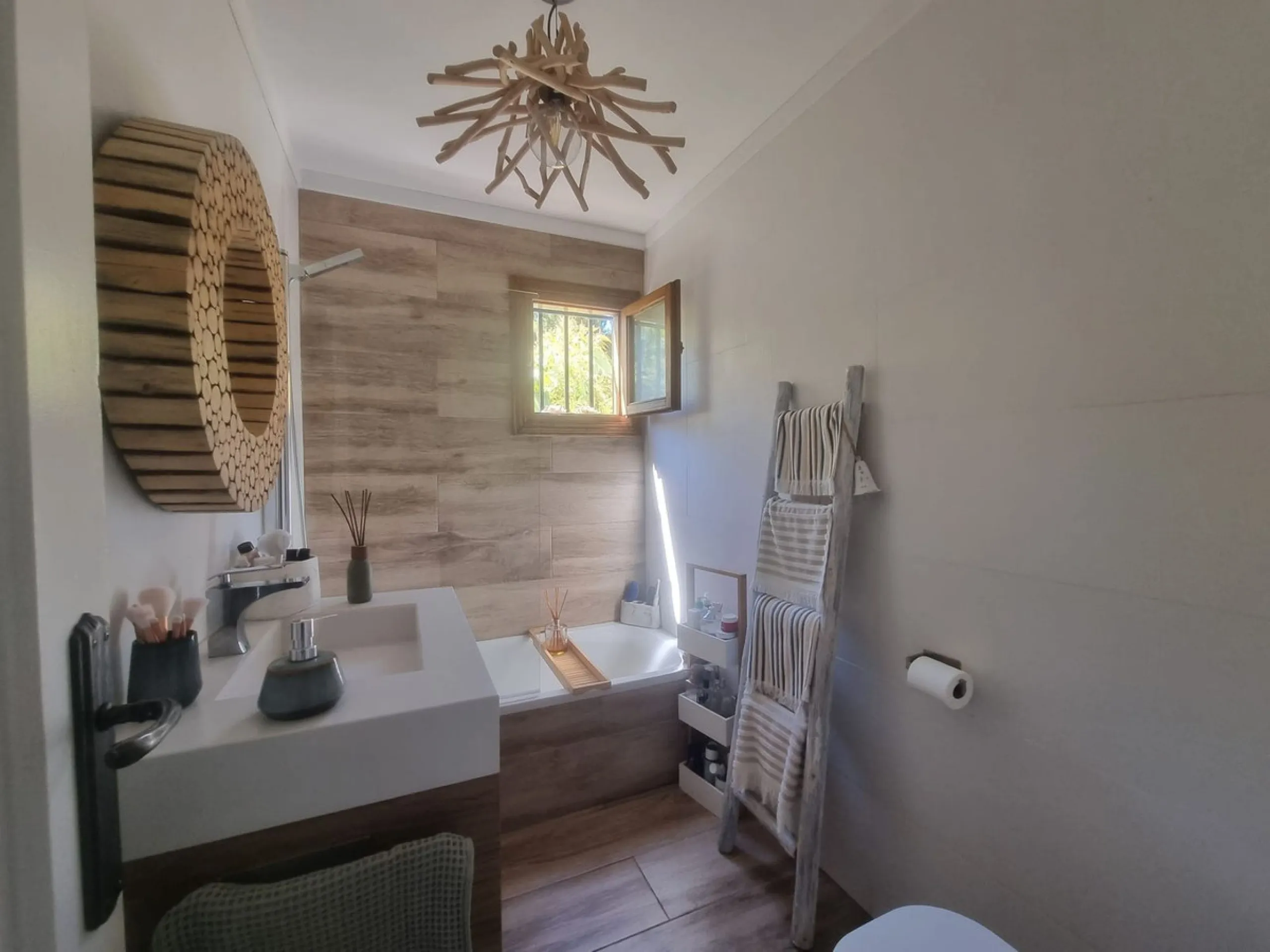 Beautiful country house in Alhaurín El Grande. Located very close to the town, this charming estate offers excellent access and spectacular open views of the valley and the Sierra of Alhaurín El Grande.