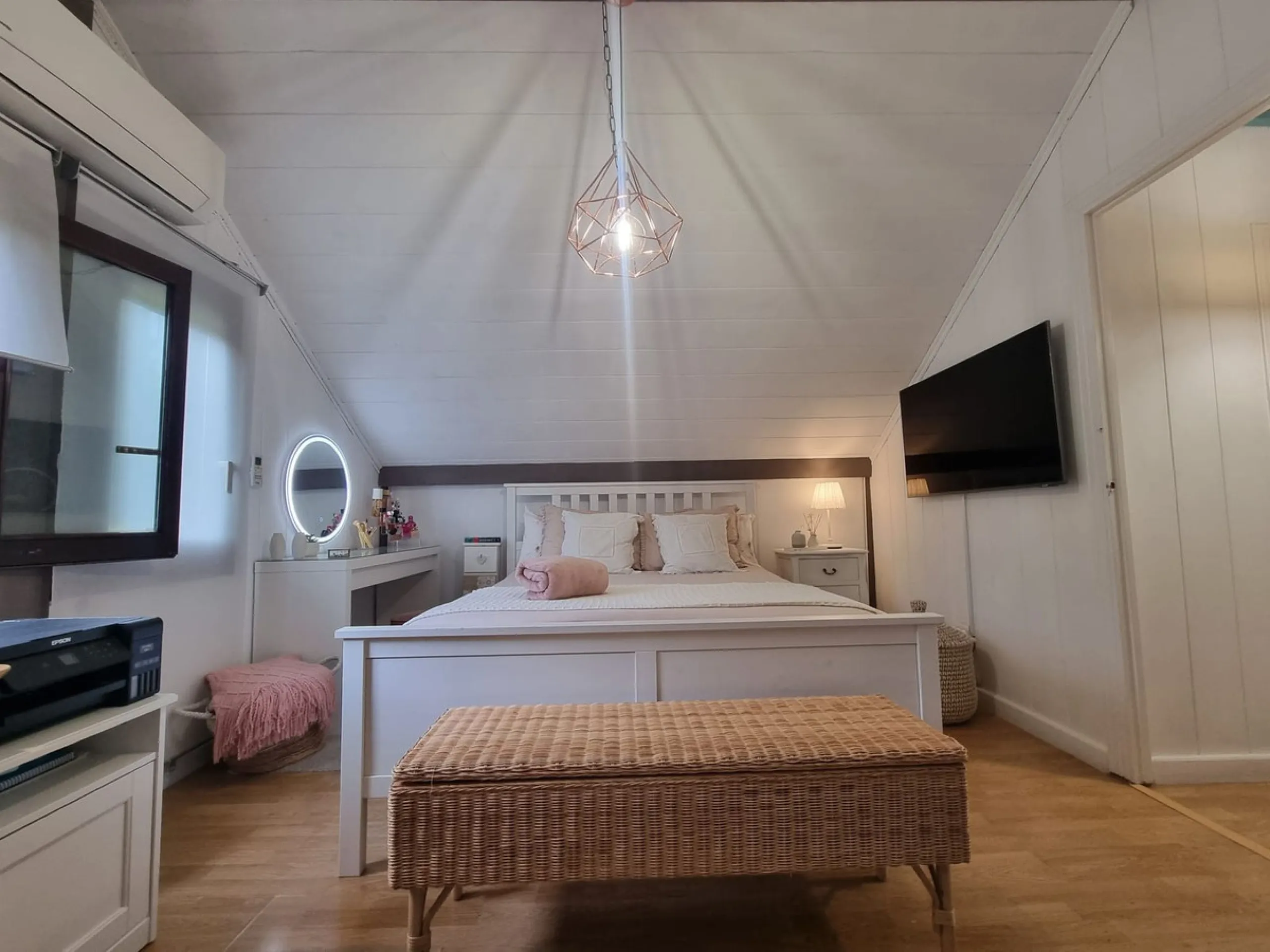 Beautiful country house in Alhaurín El Grande. Located very close to the town, this charming estate offers excellent access and spectacular open views of the valley and the Sierra of Alhaurín El Grande.
