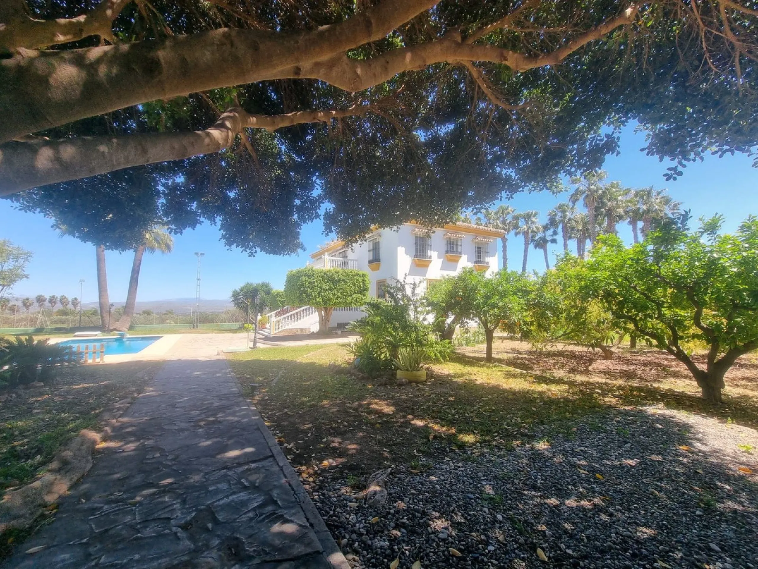 Beautiful country house in Alhaurín El Grande. Located very close to the town, this charming estate offers excellent access and spectacular open views of the valley and the Sierra of Alhaurín El Grande.