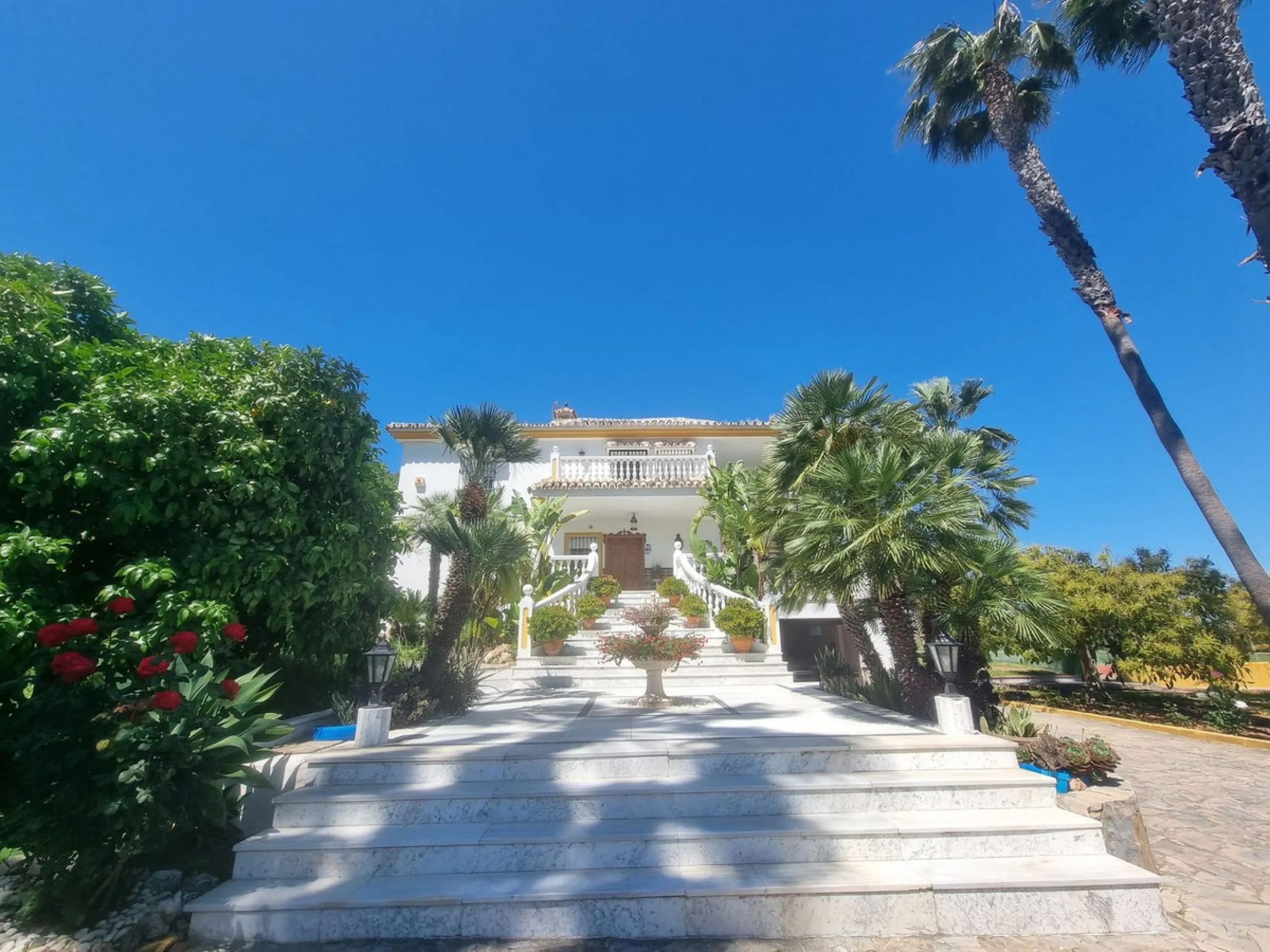 Beautiful country house in Alhaurín El Grande. Located very close to the town, this charming estate offers excellent access and spectacular open views of the valley and the Sierra of Alhaurín El Grande.