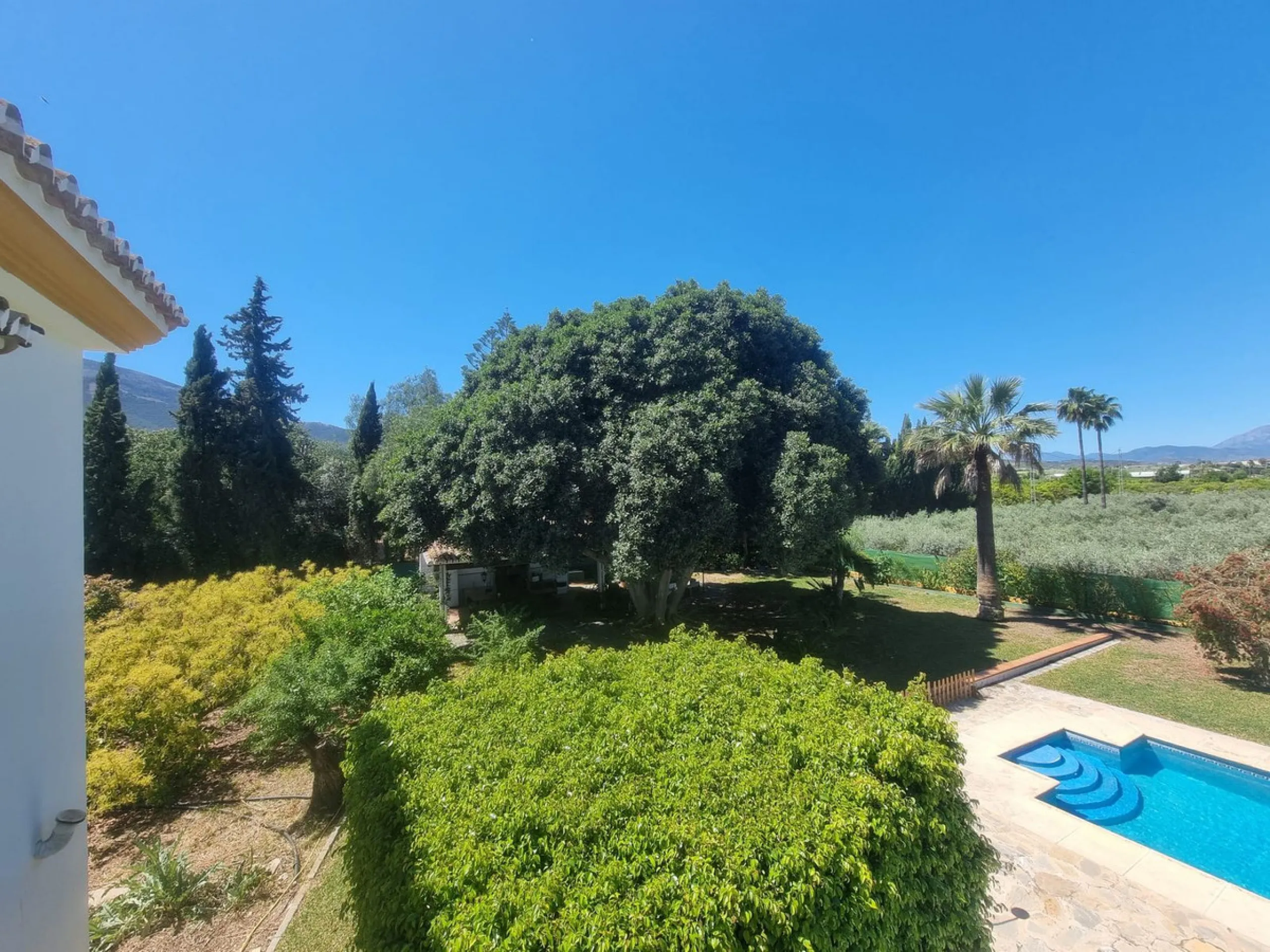 Beautiful country house in Alhaurín El Grande. Located very close to the town, this charming estate offers excellent access and spectacular open views of the valley and the Sierra of Alhaurín El Grande.