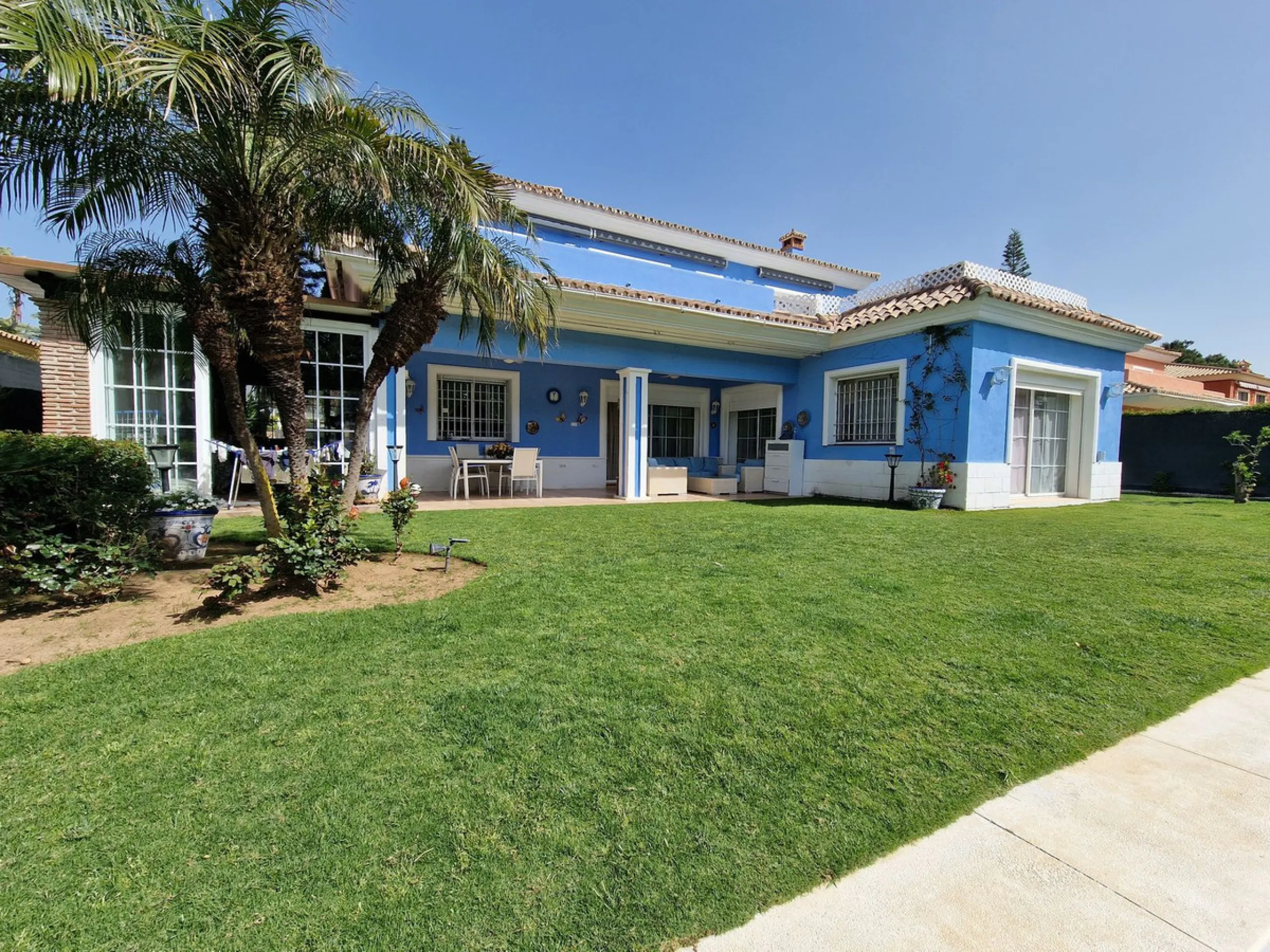 UNIQUE VILLA WITH FULL SIZE PRIVATE TENNIS COURT!