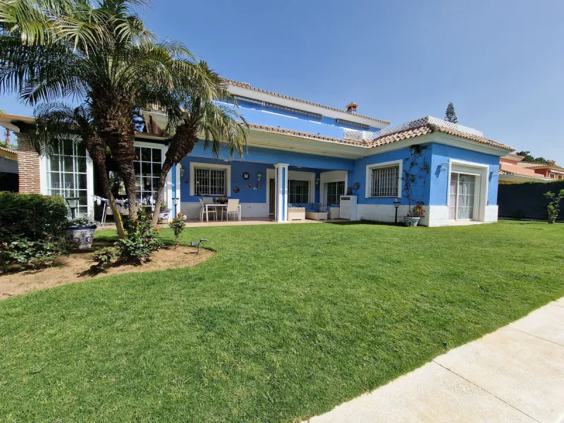 UNIQUE VILLA WITH FULL SIZE PRIVATE TENNIS COURT!