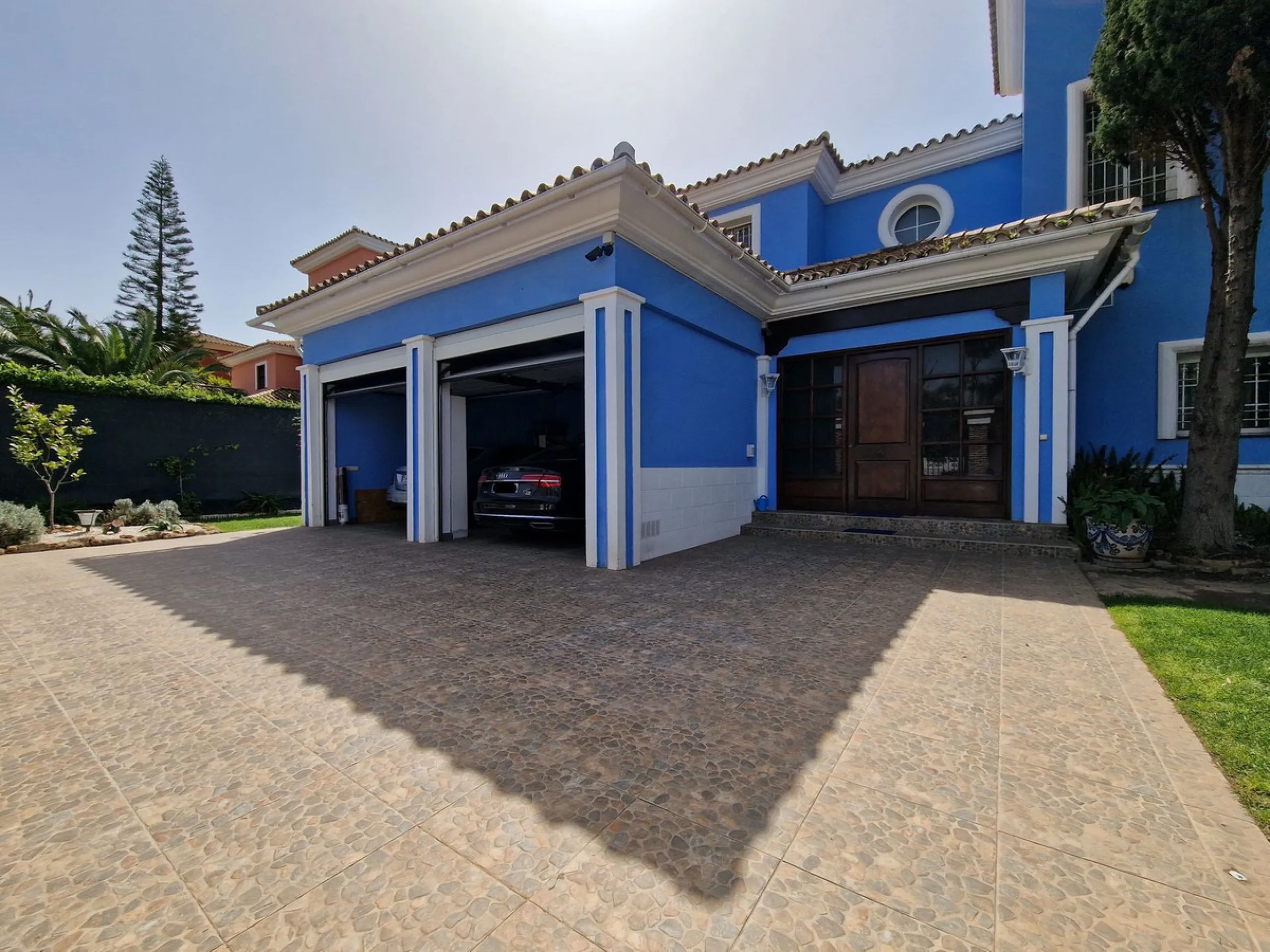 UNIQUE VILLA WITH FULL SIZE PRIVATE TENNIS COURT!