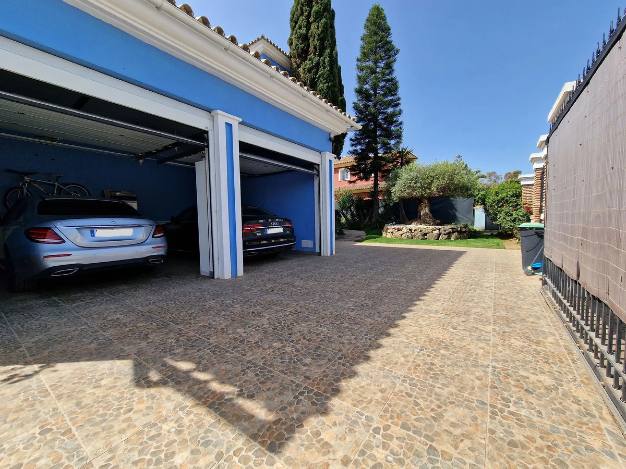 UNIQUE VILLA WITH FULL SIZE PRIVATE TENNIS COURT!