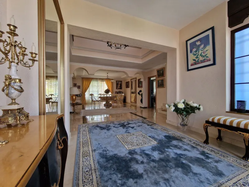 UNIQUE VILLA WITH FULL SIZE PRIVATE TENNIS COURT!