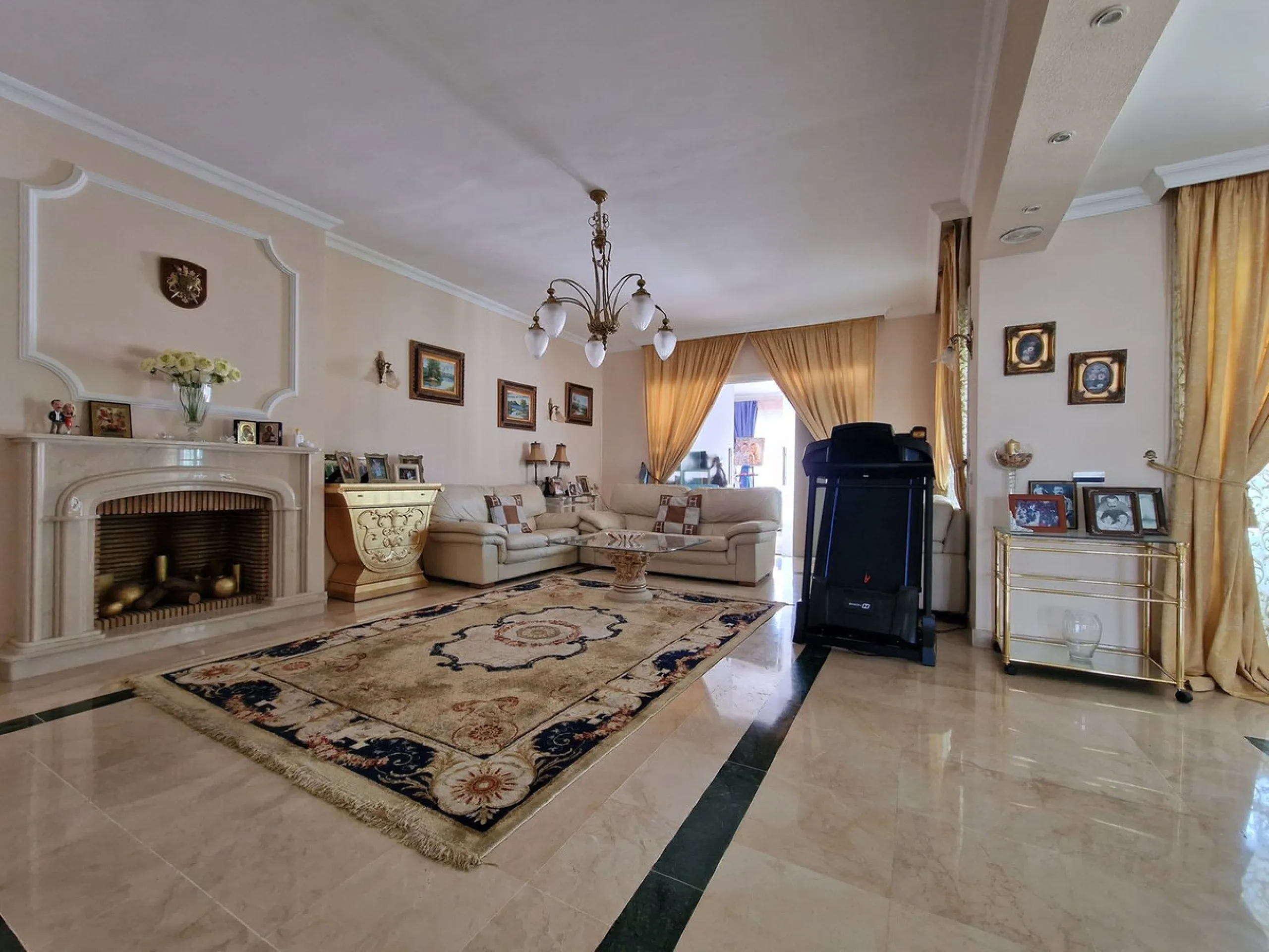 UNIQUE VILLA WITH FULL SIZE PRIVATE TENNIS COURT!