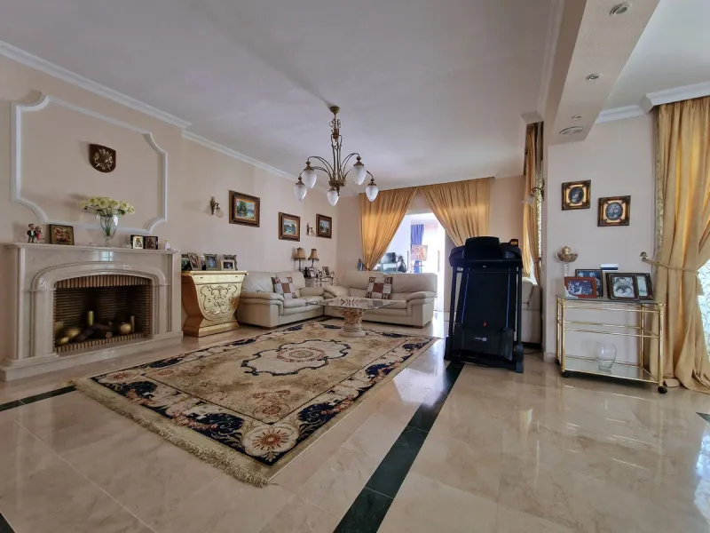 UNIQUE VILLA WITH FULL SIZE PRIVATE TENNIS COURT!