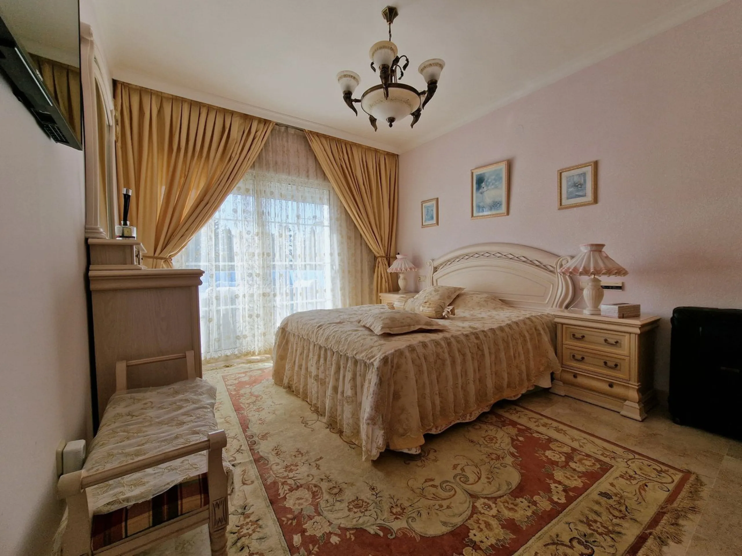 UNIQUE VILLA WITH FULL SIZE PRIVATE TENNIS COURT!