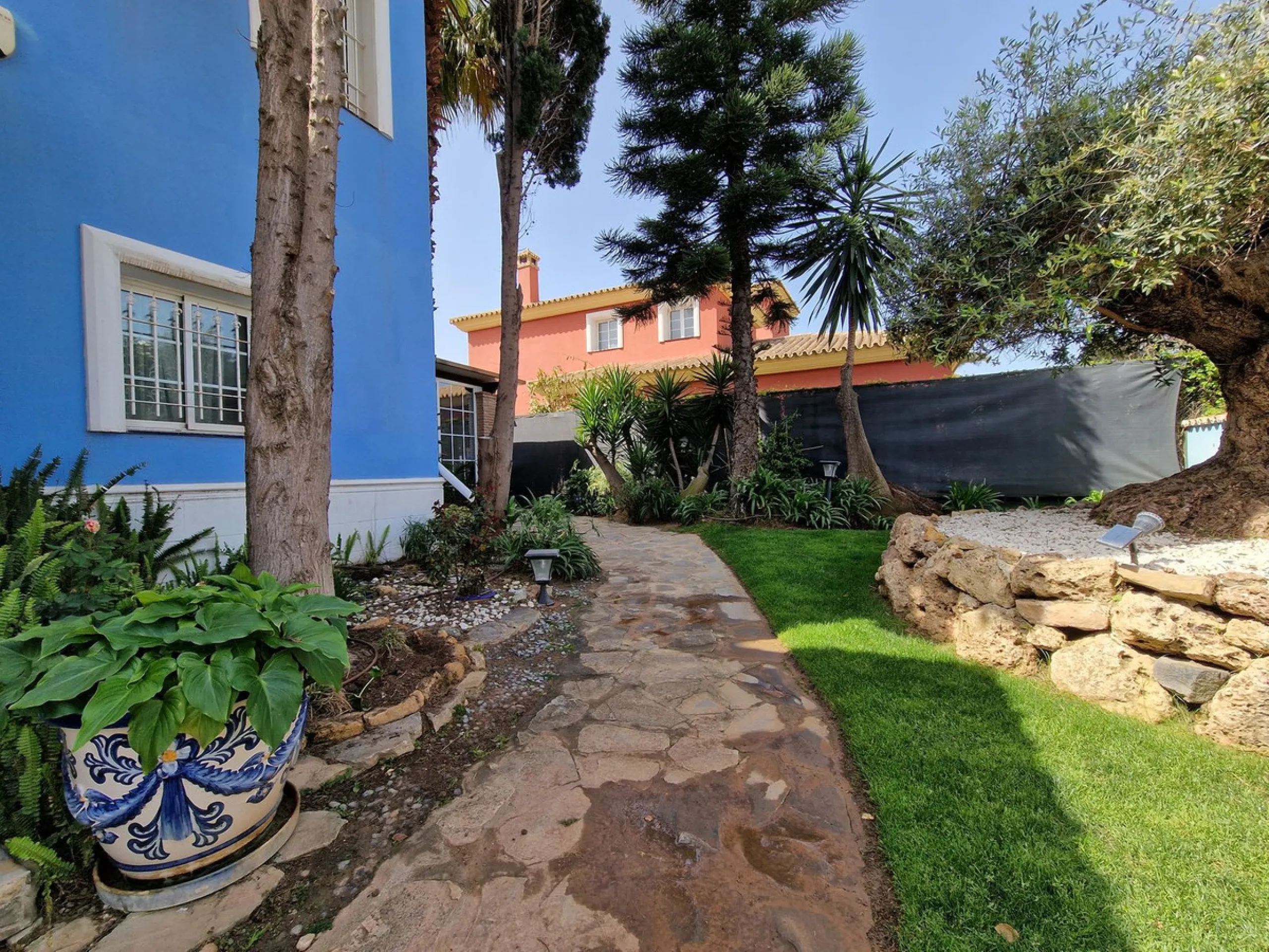 UNIQUE VILLA WITH FULL SIZE PRIVATE TENNIS COURT!