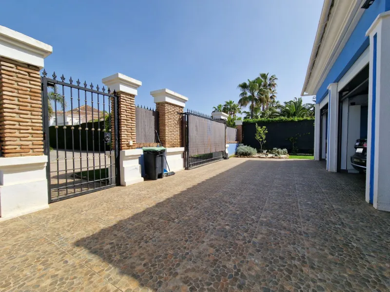 UNIQUE VILLA WITH FULL SIZE PRIVATE TENNIS COURT!