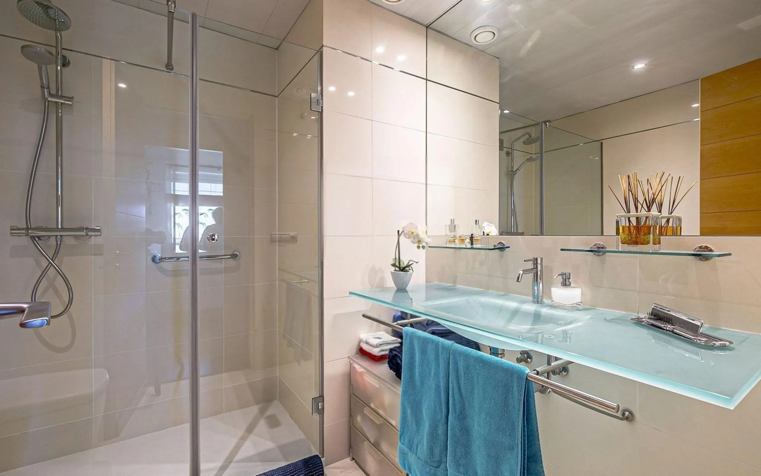 Exclusive beachfront apartment on Paseo García Faria, Barcelona