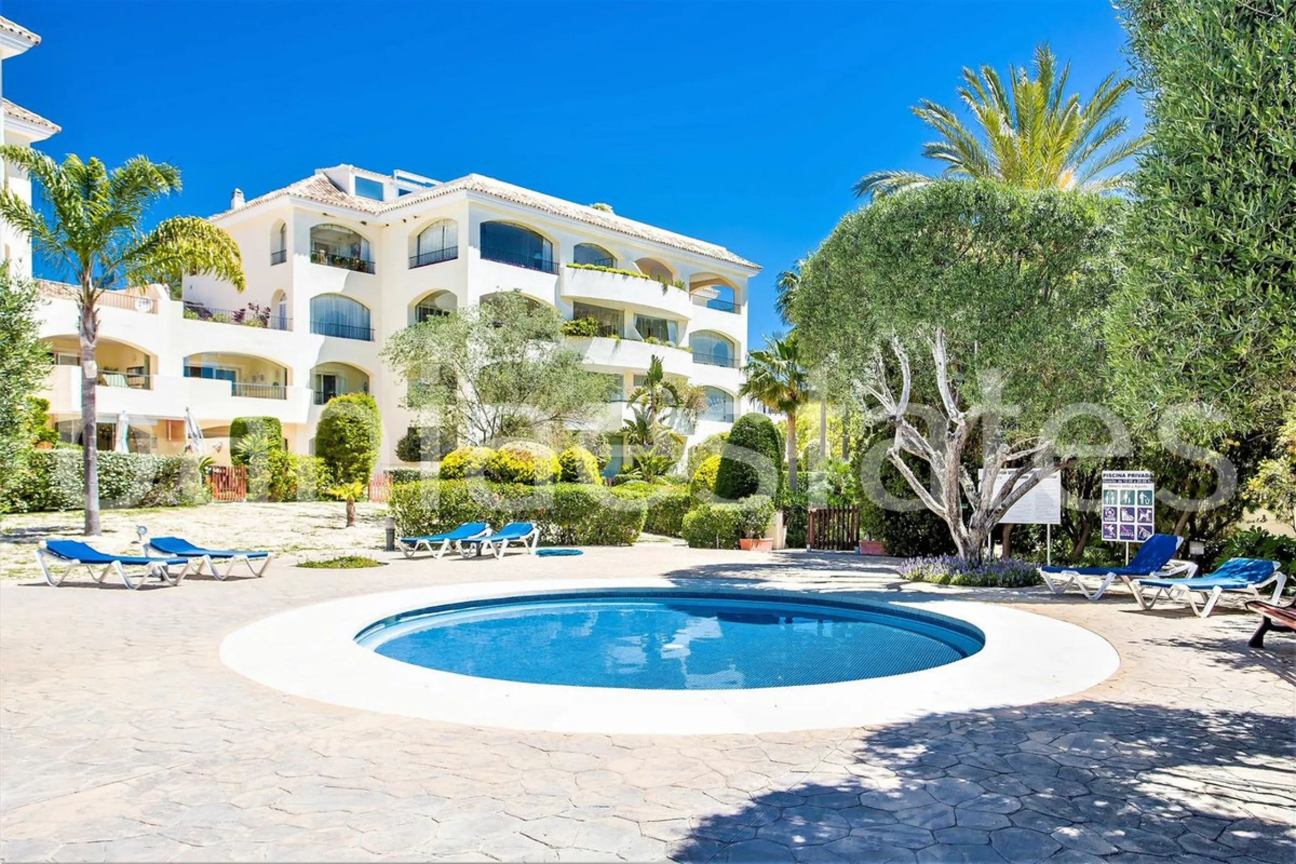 Luxury Duplex Penthouse for Sale in Bahia de Marbella – Exceptional Space, Luxury Fittings, and Unbeatable Location.