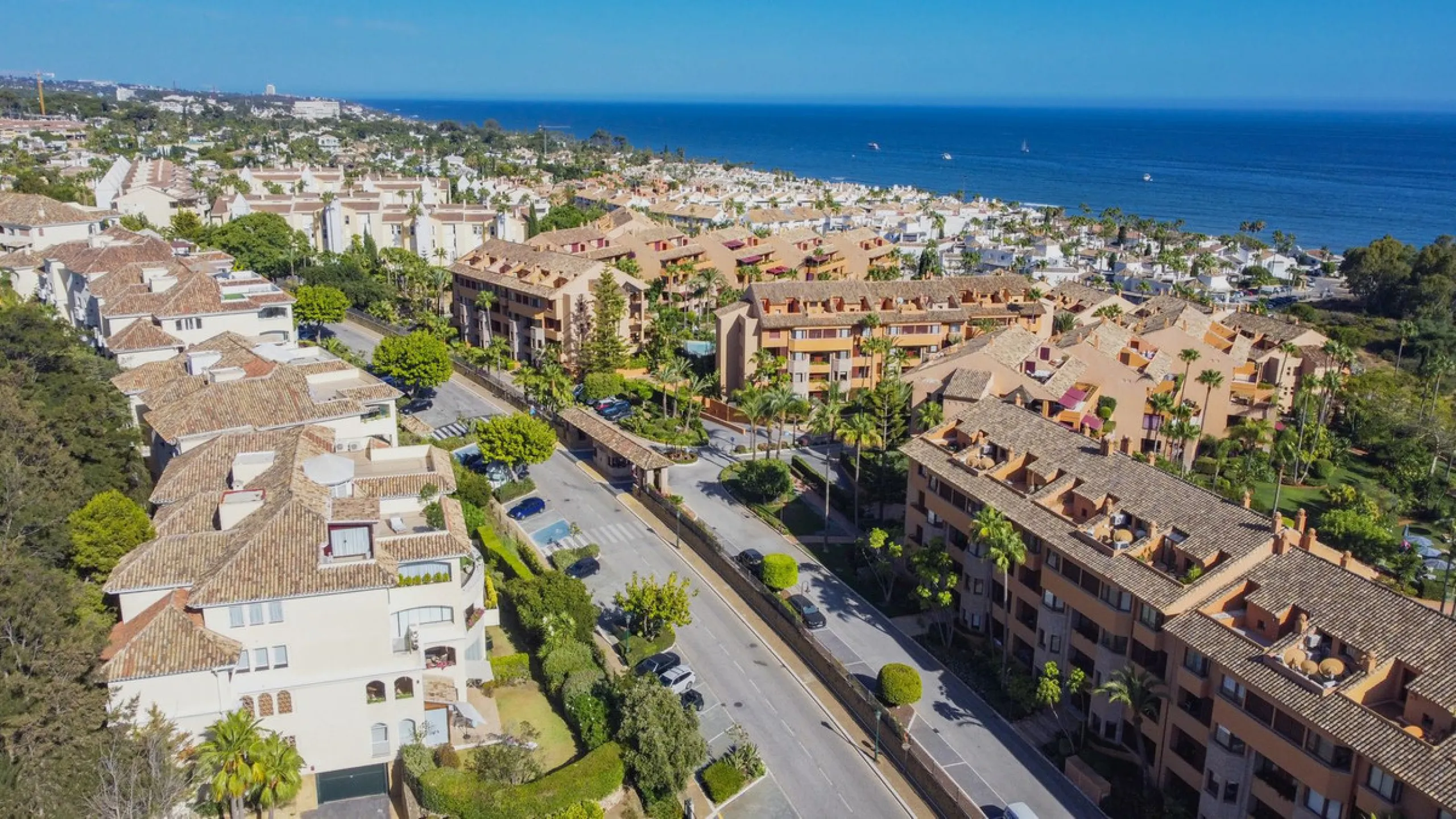 Luxury Duplex Penthouse for Sale in Bahia de Marbella – Exceptional Space, Luxury Fittings, and Unbeatable Location.
