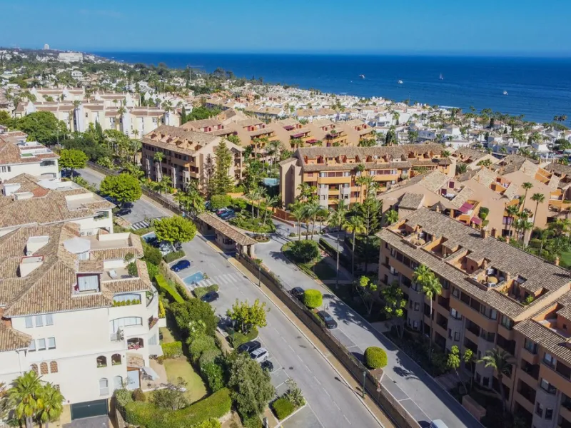 Luxury Duplex Penthouse for Sale in Bahia de Marbella – Exceptional Space, Luxury Fittings, and Unbeatable Location.