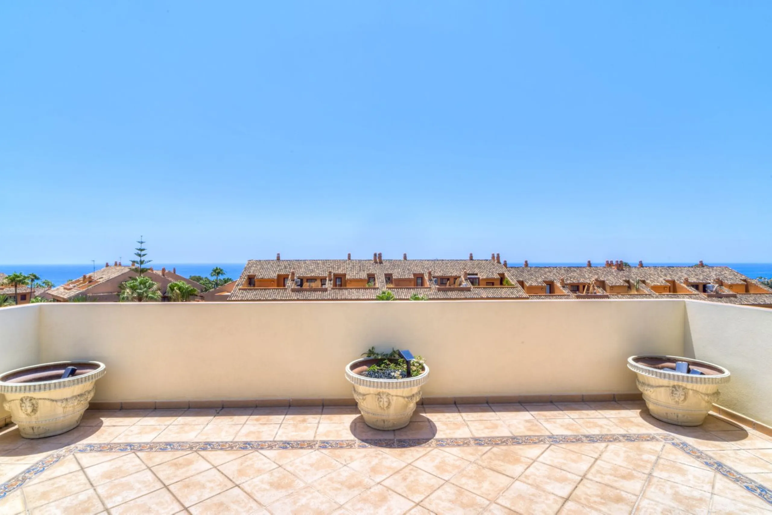Luxury Duplex Penthouse for Sale in Bahia de Marbella – Exceptional Space, Luxury Fittings, and Unbeatable Location.