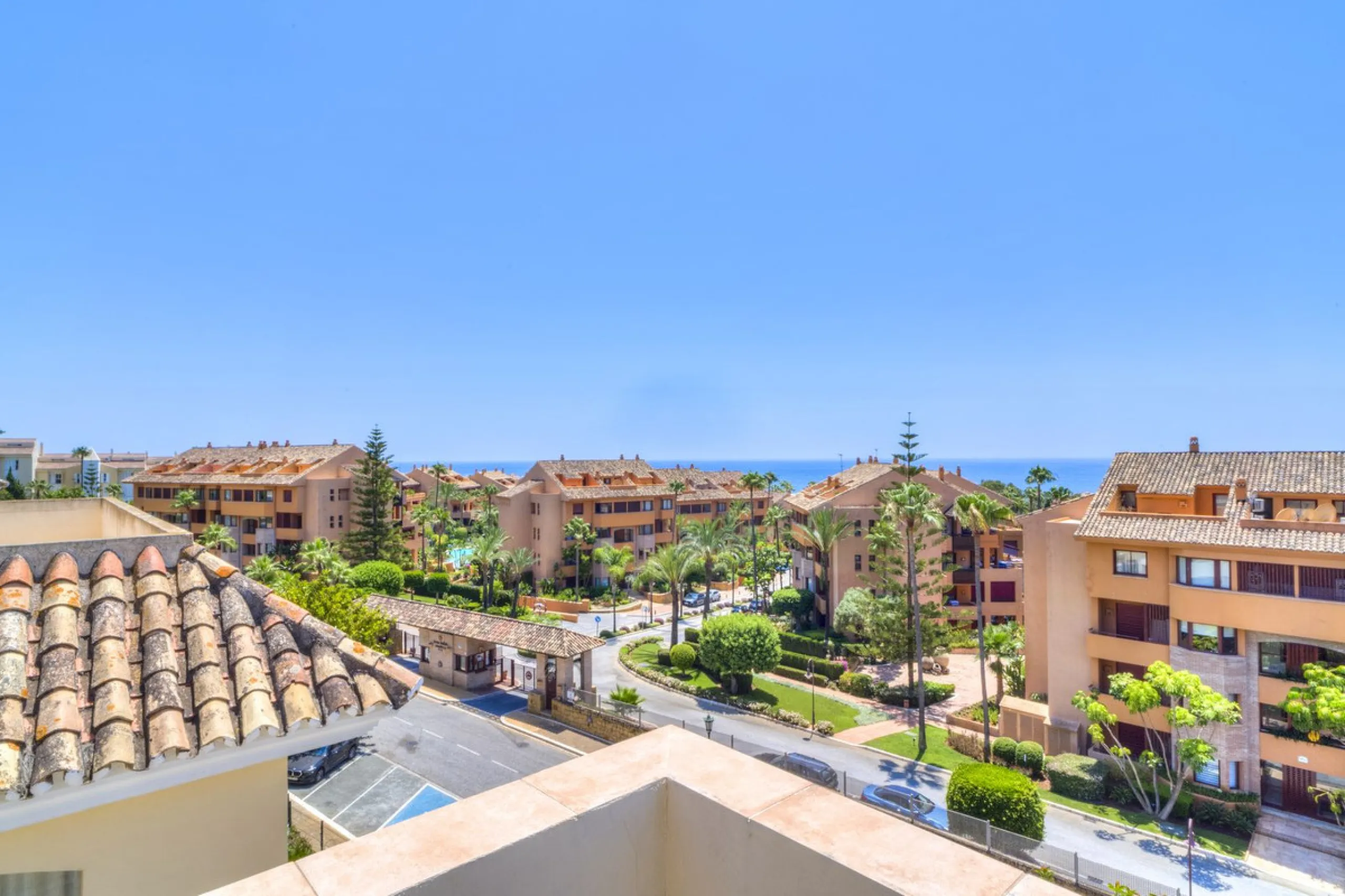 Luxury Duplex Penthouse for Sale in Bahia de Marbella – Exceptional Space, Luxury Fittings, and Unbeatable Location.