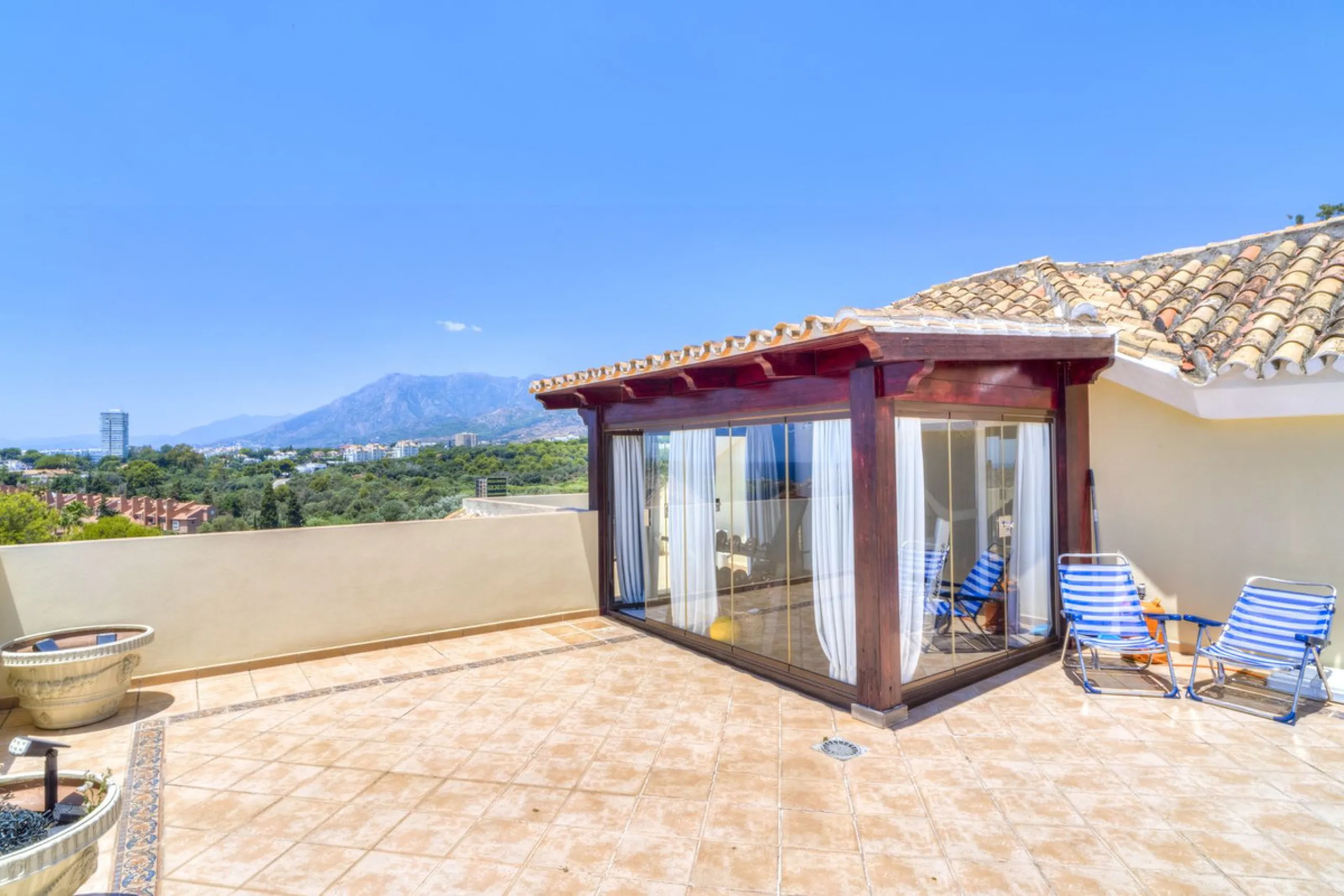 Luxury Duplex Penthouse for Sale in Bahia de Marbella – Exceptional Space, Luxury Fittings, and Unbeatable Location.