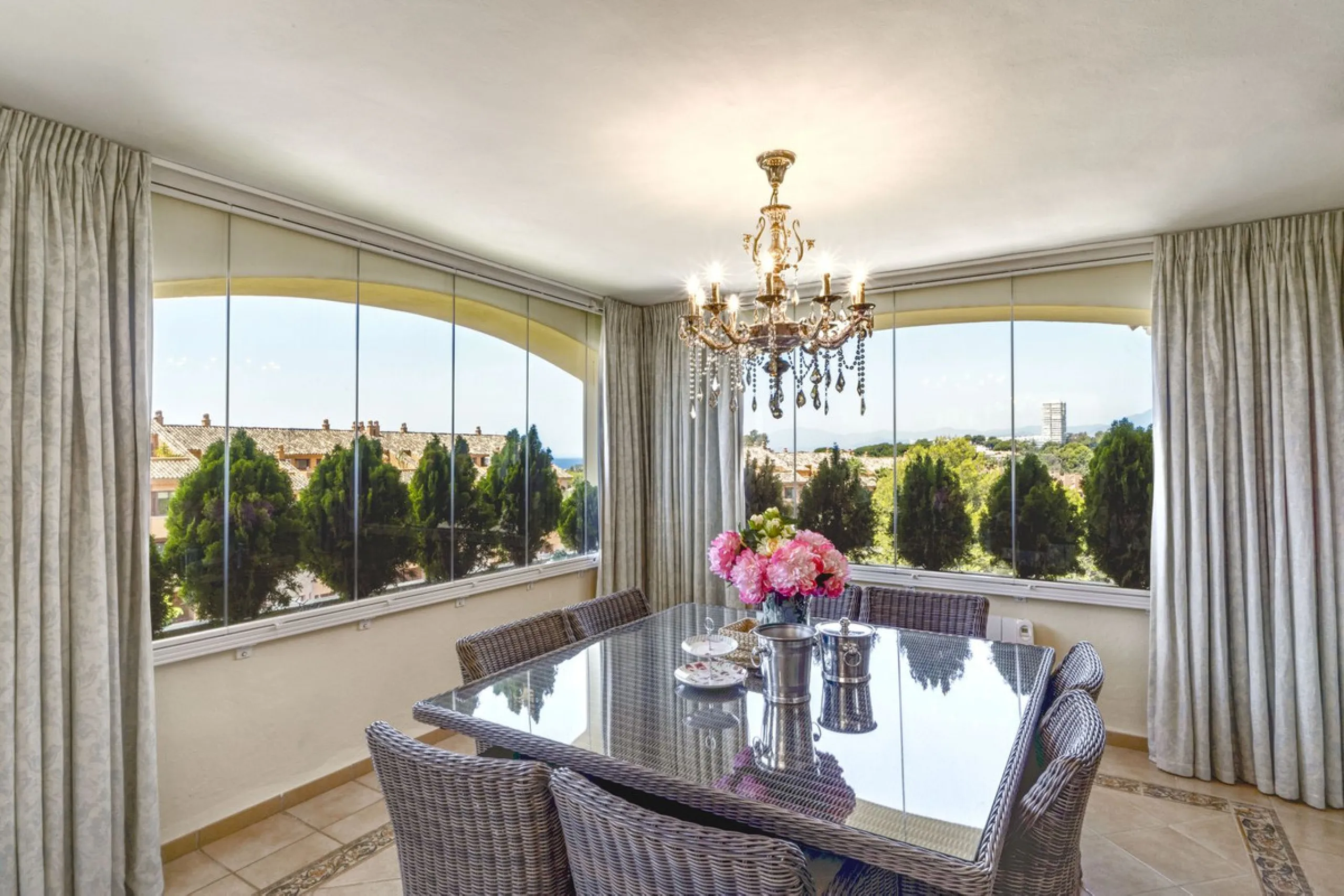 Luxury Duplex Penthouse for Sale in Bahia de Marbella – Exceptional Space, Luxury Fittings, and Unbeatable Location.