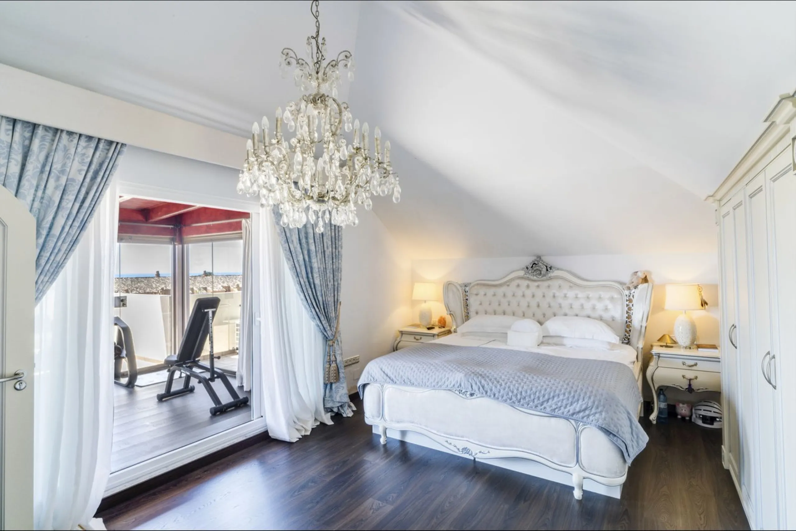 Luxury Duplex Penthouse for Sale in Bahia de Marbella – Exceptional Space, Luxury Fittings, and Unbeatable Location.