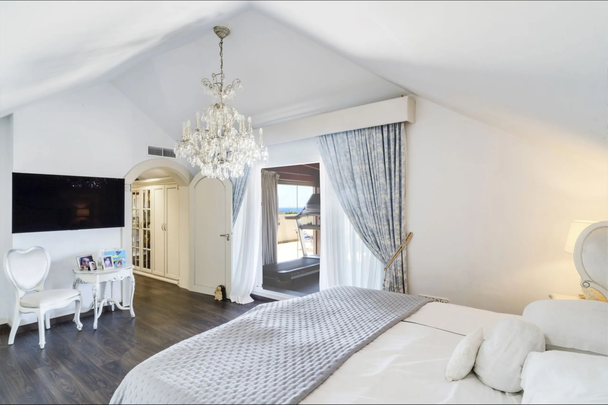 Luxury Duplex Penthouse for Sale in Bahia de Marbella – Exceptional Space, Luxury Fittings, and Unbeatable Location.