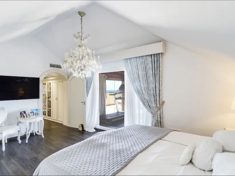 Luxury Duplex Penthouse for Sale in Bahia de Marbella – Exceptional Space, Luxury Fittings, and Unbeatable Location.