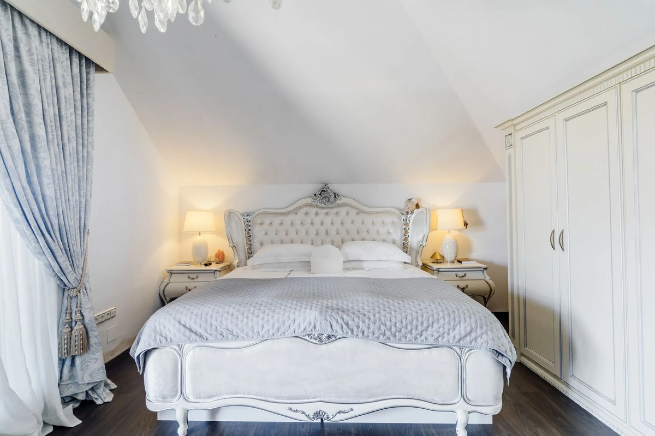 Luxury Duplex Penthouse for Sale in Bahia de Marbella – Exceptional Space, Luxury Fittings, and Unbeatable Location.
