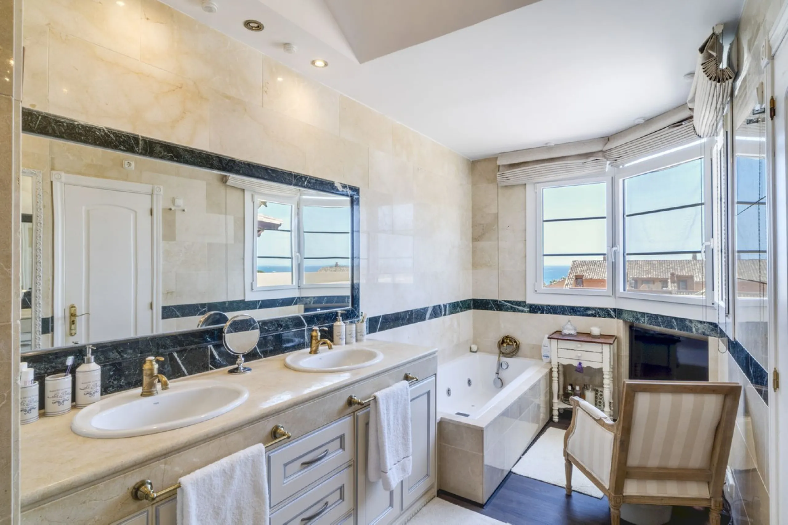 Luxury Duplex Penthouse for Sale in Bahia de Marbella – Exceptional Space, Luxury Fittings, and Unbeatable Location.