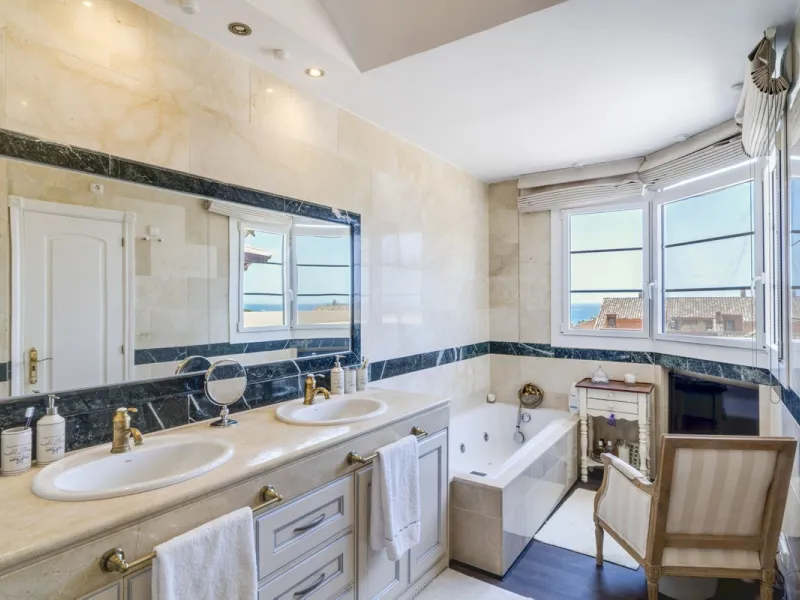 Luxury Duplex Penthouse for Sale in Bahia de Marbella – Exceptional Space, Luxury Fittings, and Unbeatable Location.