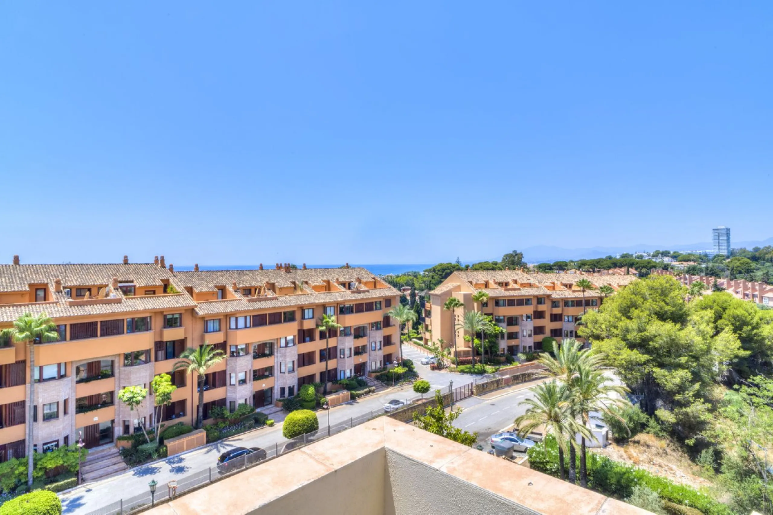 Luxury Duplex Penthouse for Sale in Bahia de Marbella – Exceptional Space, Luxury Fittings, and Unbeatable Location.
