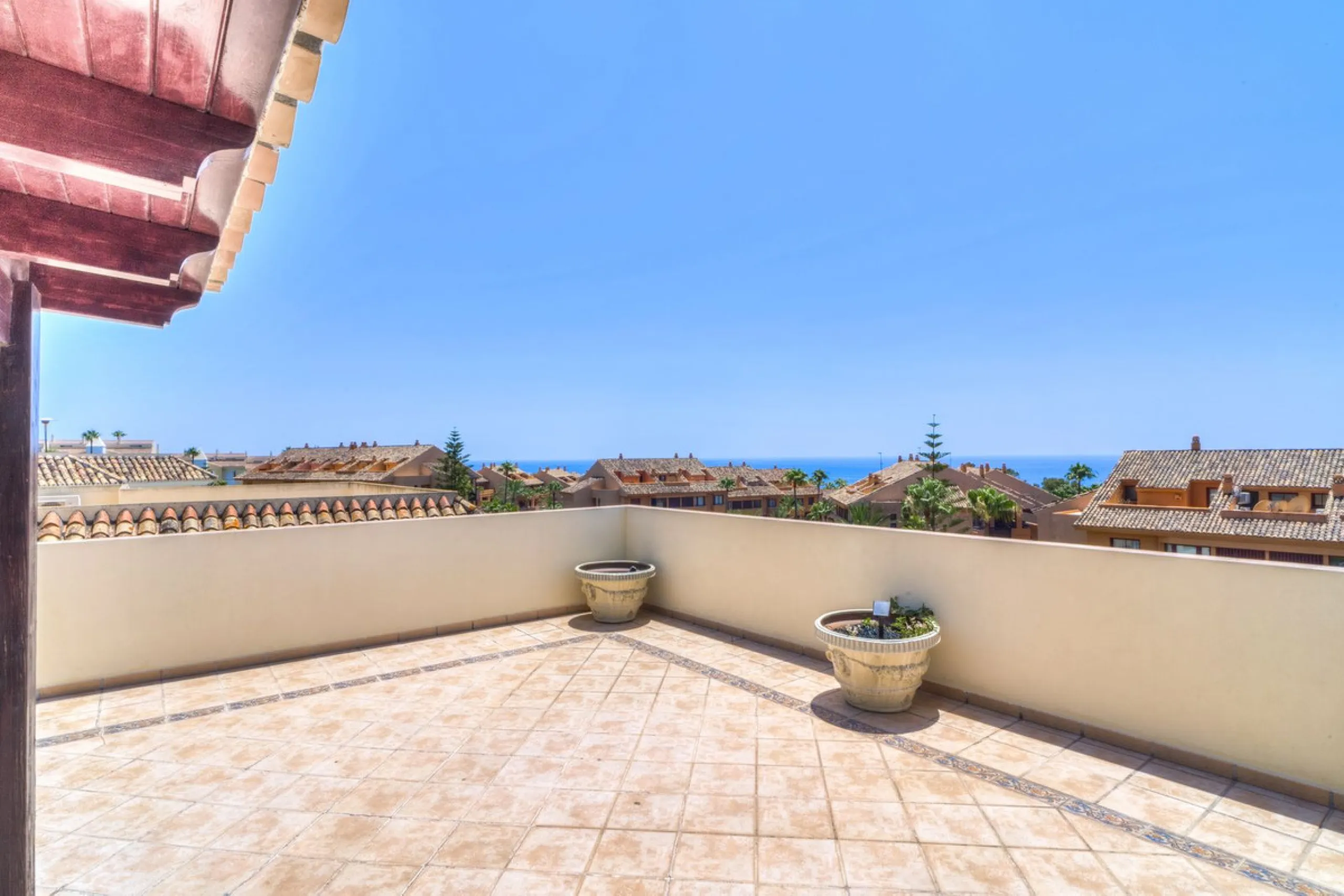 Luxury Duplex Penthouse for Sale in Bahia de Marbella – Exceptional Space, Luxury Fittings, and Unbeatable Location.
