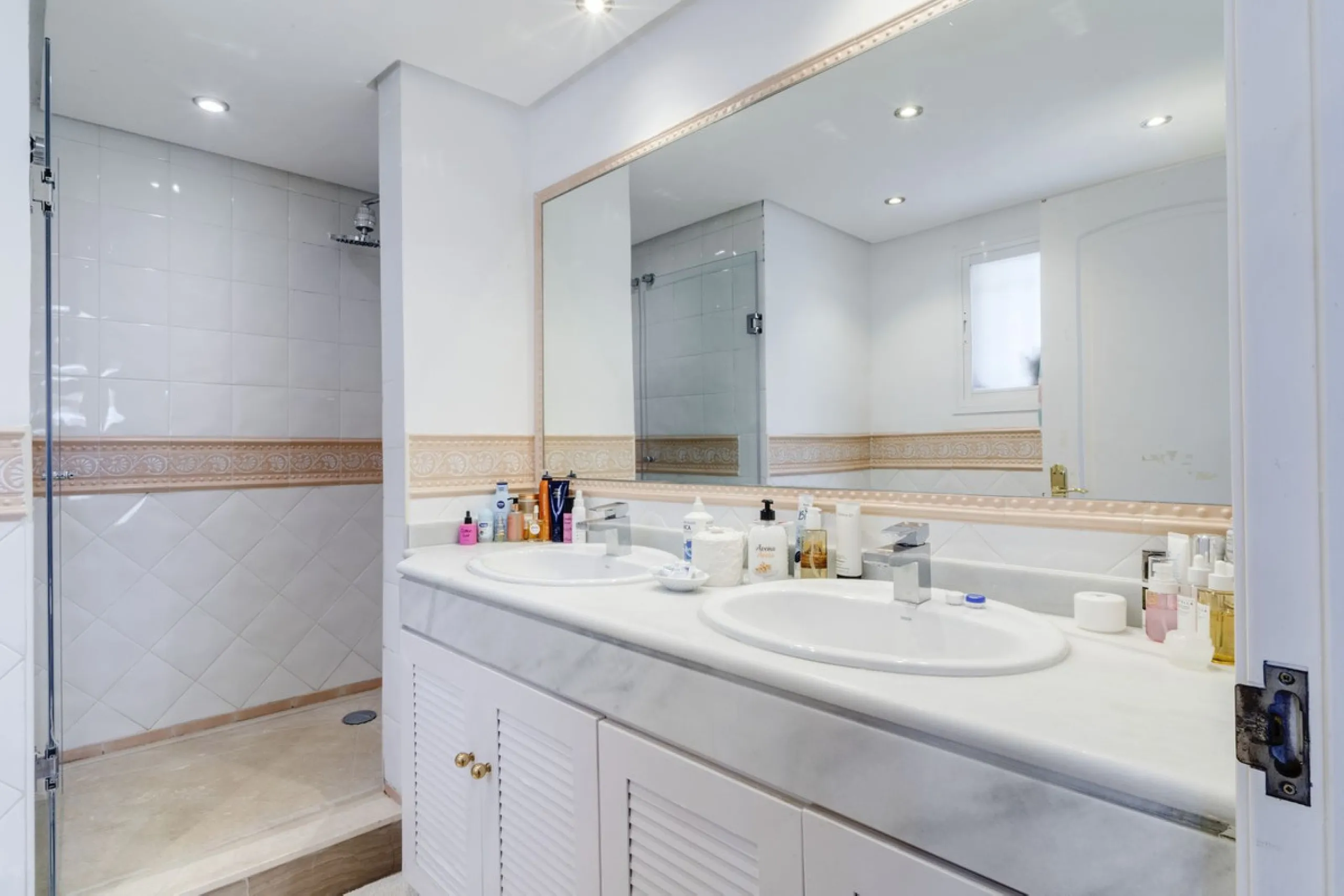 Luxury Duplex Penthouse for Sale in Bahia de Marbella – Exceptional Space, Luxury Fittings, and Unbeatable Location.