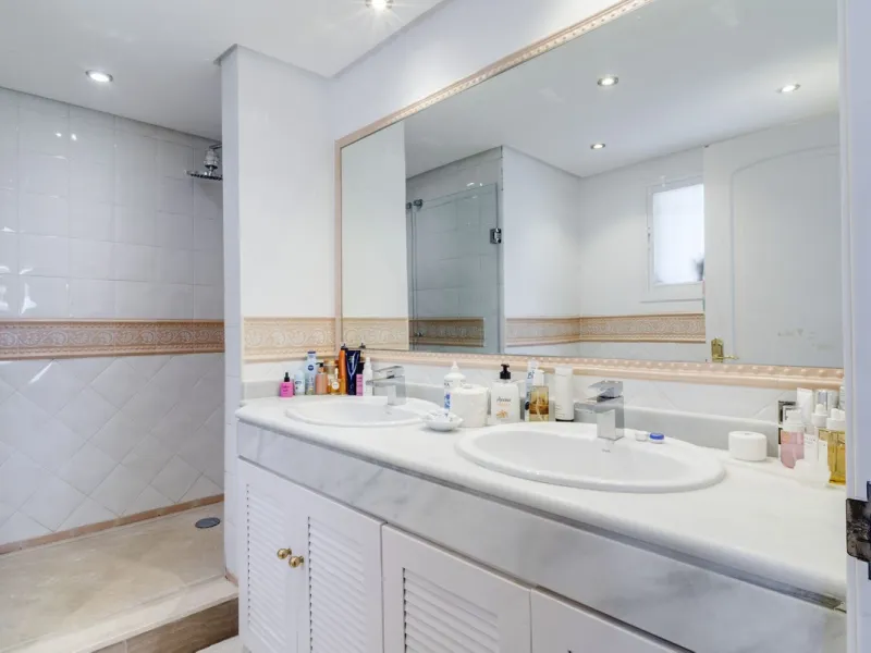 Luxury Duplex Penthouse for Sale in Bahia de Marbella – Exceptional Space, Luxury Fittings, and Unbeatable Location.