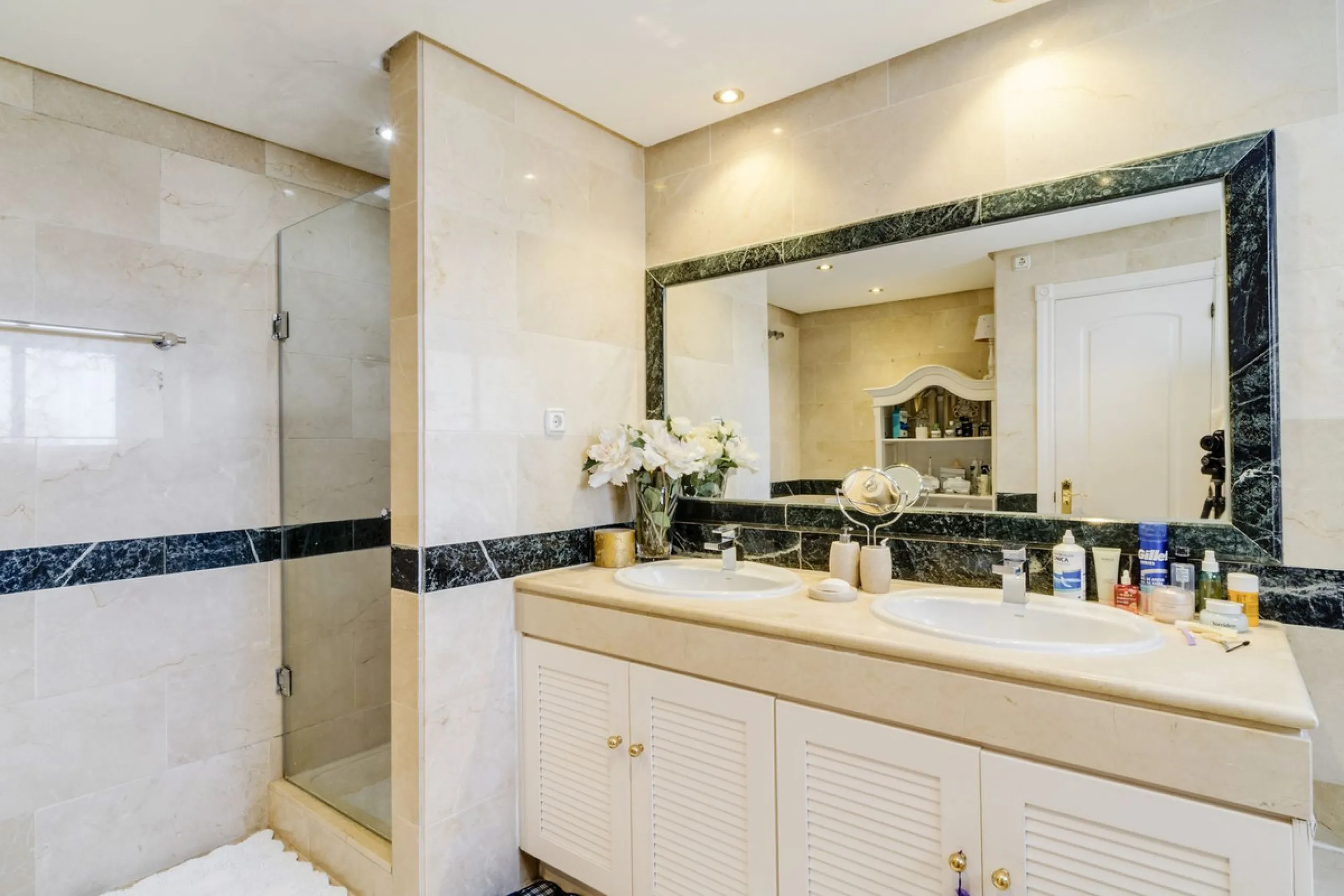 Luxury Duplex Penthouse for Sale in Bahia de Marbella – Exceptional Space, Luxury Fittings, and Unbeatable Location.