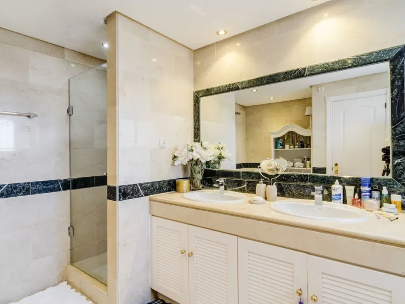 Luxury Duplex Penthouse for Sale in Bahia de Marbella – Exceptional Space, Luxury Fittings, and Unbeatable Location.