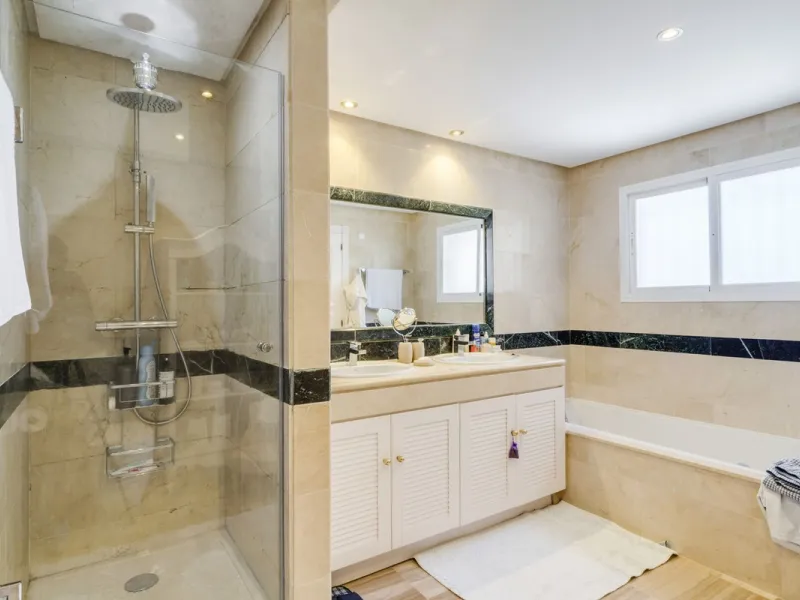 Luxury Duplex Penthouse for Sale in Bahia de Marbella – Exceptional Space, Luxury Fittings, and Unbeatable Location.