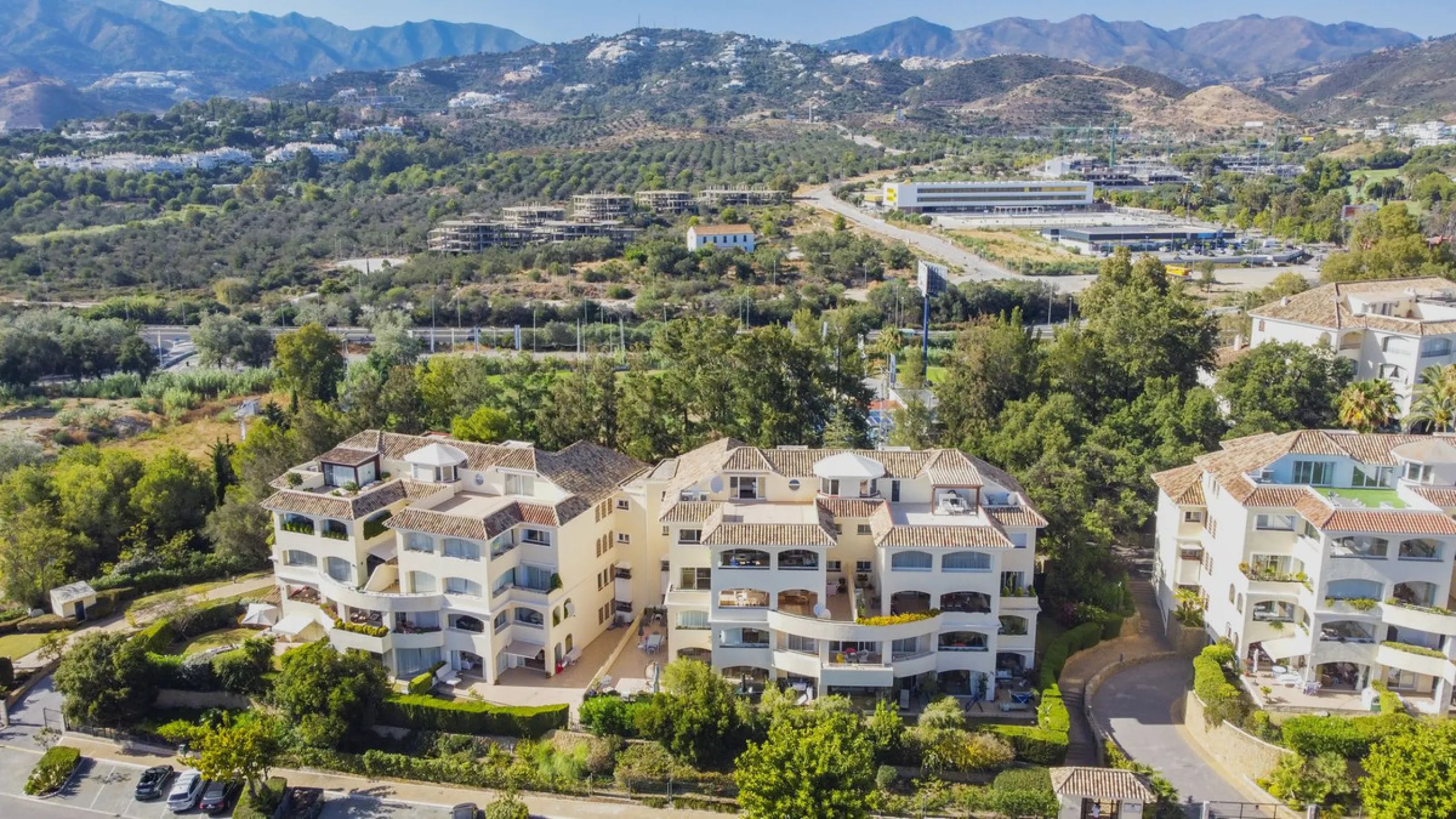 Luxury Duplex Penthouse for Sale in Bahia de Marbella – Exceptional Space, Luxury Fittings, and Unbeatable Location.