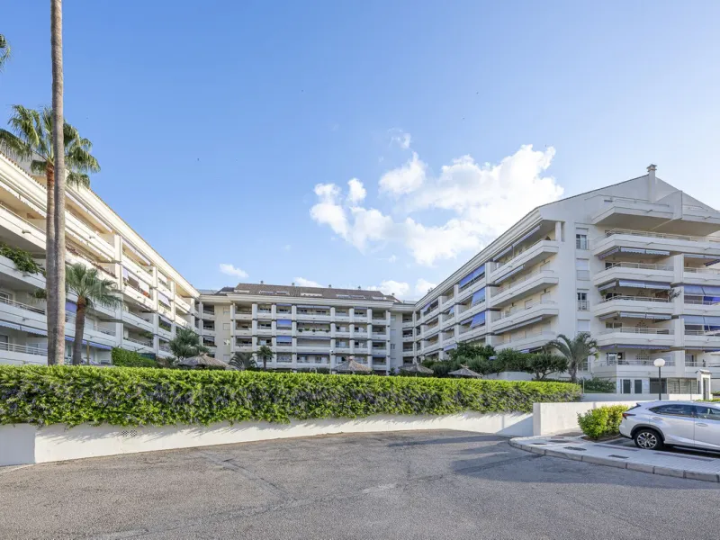 **Exclusive Duplex Penthouse Just 500 Meters from the Beach, in Marbella's Golden Mile**