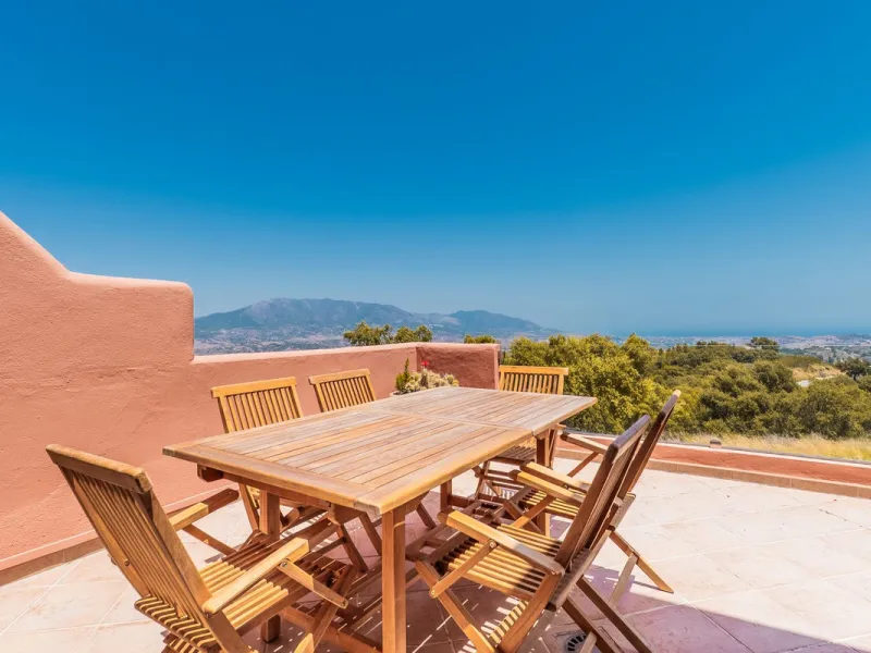 Las Buganvillas is a delightful urbanisation within the heart of the La Mairena development. Set within the countryside with spectacular views all around, if it's peace and quiet you're after, this apartment could be just right for you.