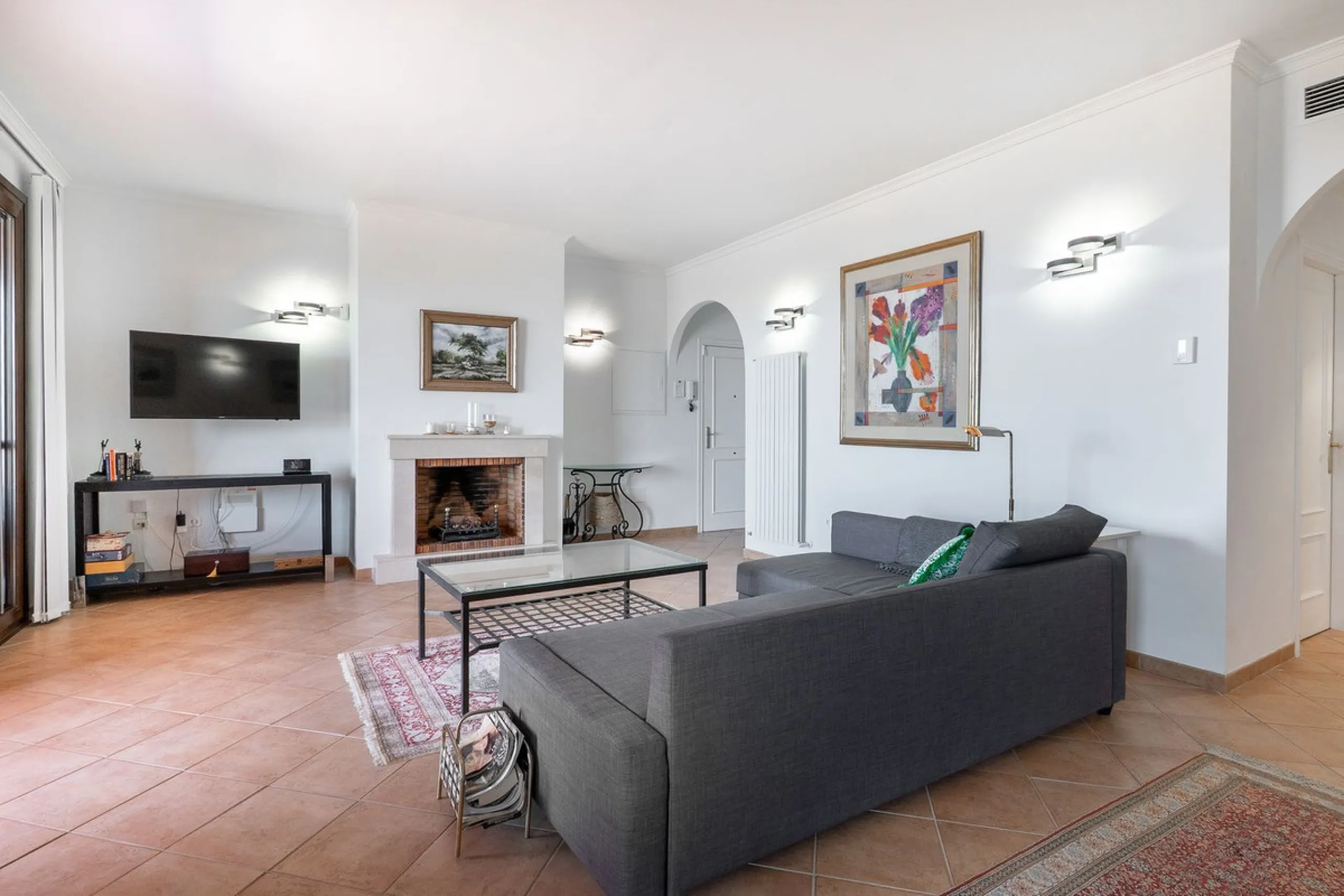 Las Buganvillas — это уютный жилой комплекс в самом сердце урбанизации La Mairena. Окружённый природой и с захватывающими видами, этот апартамент станет отличным выбором для тех, кто ищет тишину и спокойствие