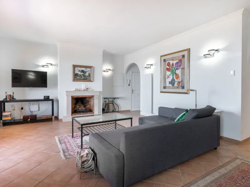 Las Buganvillas — это уютный жилой комплекс в самом сердце урбанизации La Mairena. Окружённый природой и с захватывающими видами, этот апартамент станет отличным выбором для тех, кто ищет тишину и спокойствие