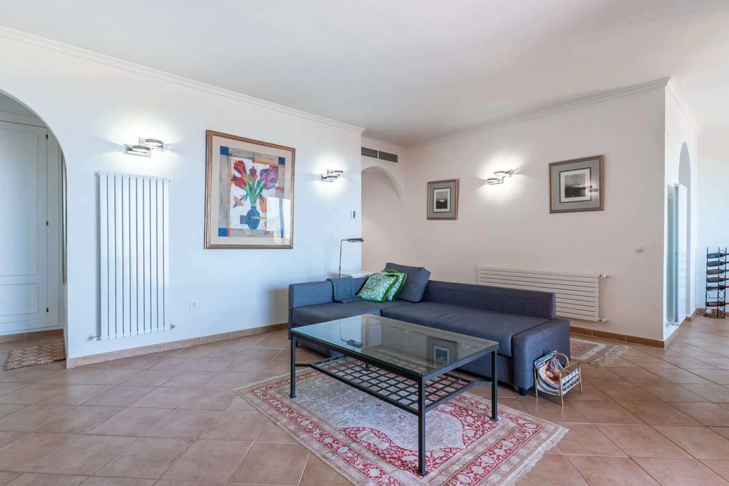 Las Buganvillas — это уютный жилой комплекс в самом сердце урбанизации La Mairena. Окружённый природой и с захватывающими видами, этот апартамент станет отличным выбором для тех, кто ищет тишину и спокойствие