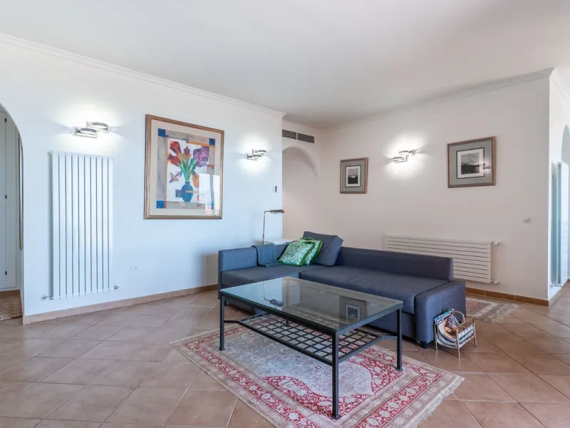 Las Buganvillas — это уютный жилой комплекс в самом сердце урбанизации La Mairena. Окружённый природой и с захватывающими видами, этот апартамент станет отличным выбором для тех, кто ищет тишину и спокойствие