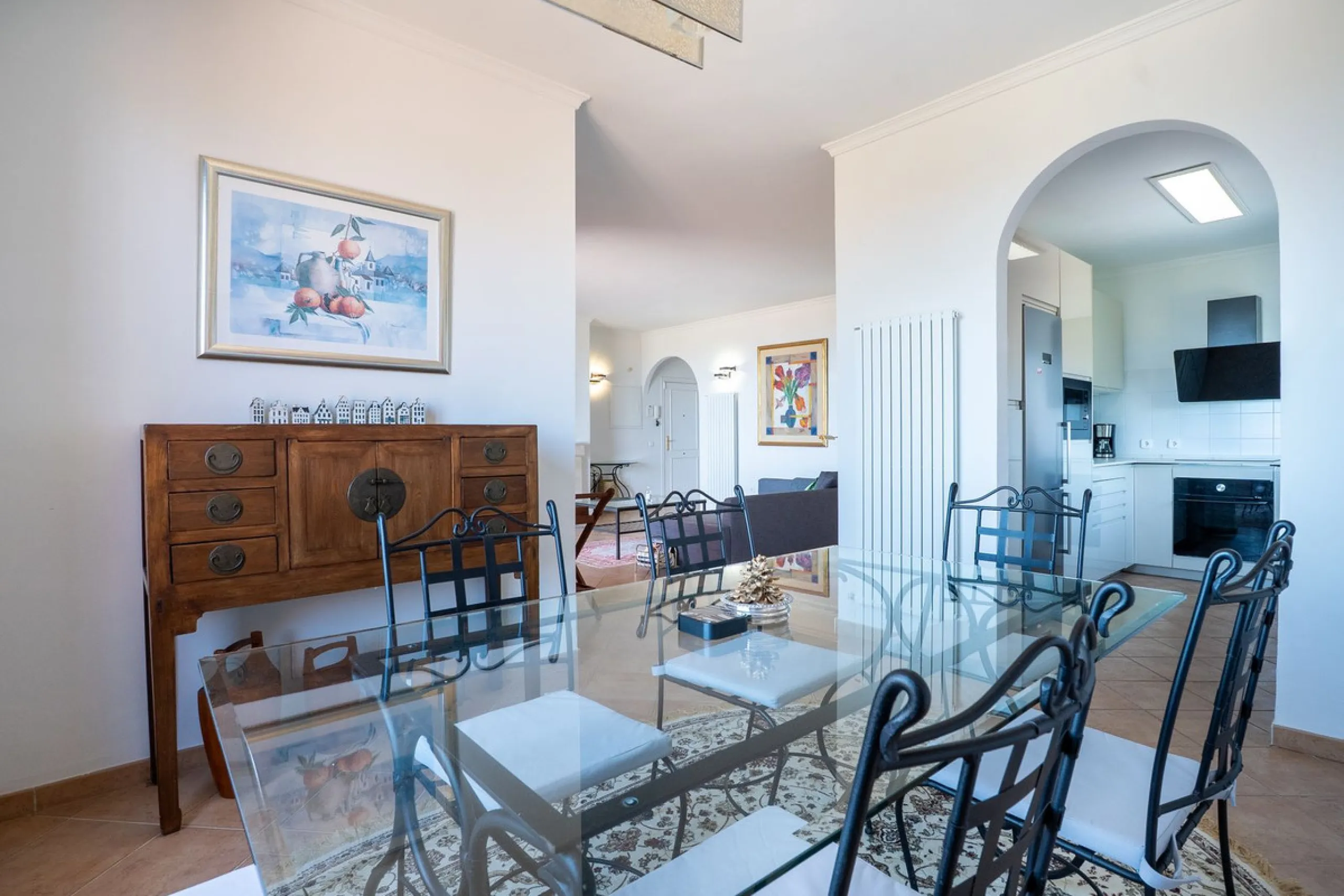 Las Buganvillas — это уютный жилой комплекс в самом сердце урбанизации La Mairena. Окружённый природой и с захватывающими видами, этот апартамент станет отличным выбором для тех, кто ищет тишину и спокойствие