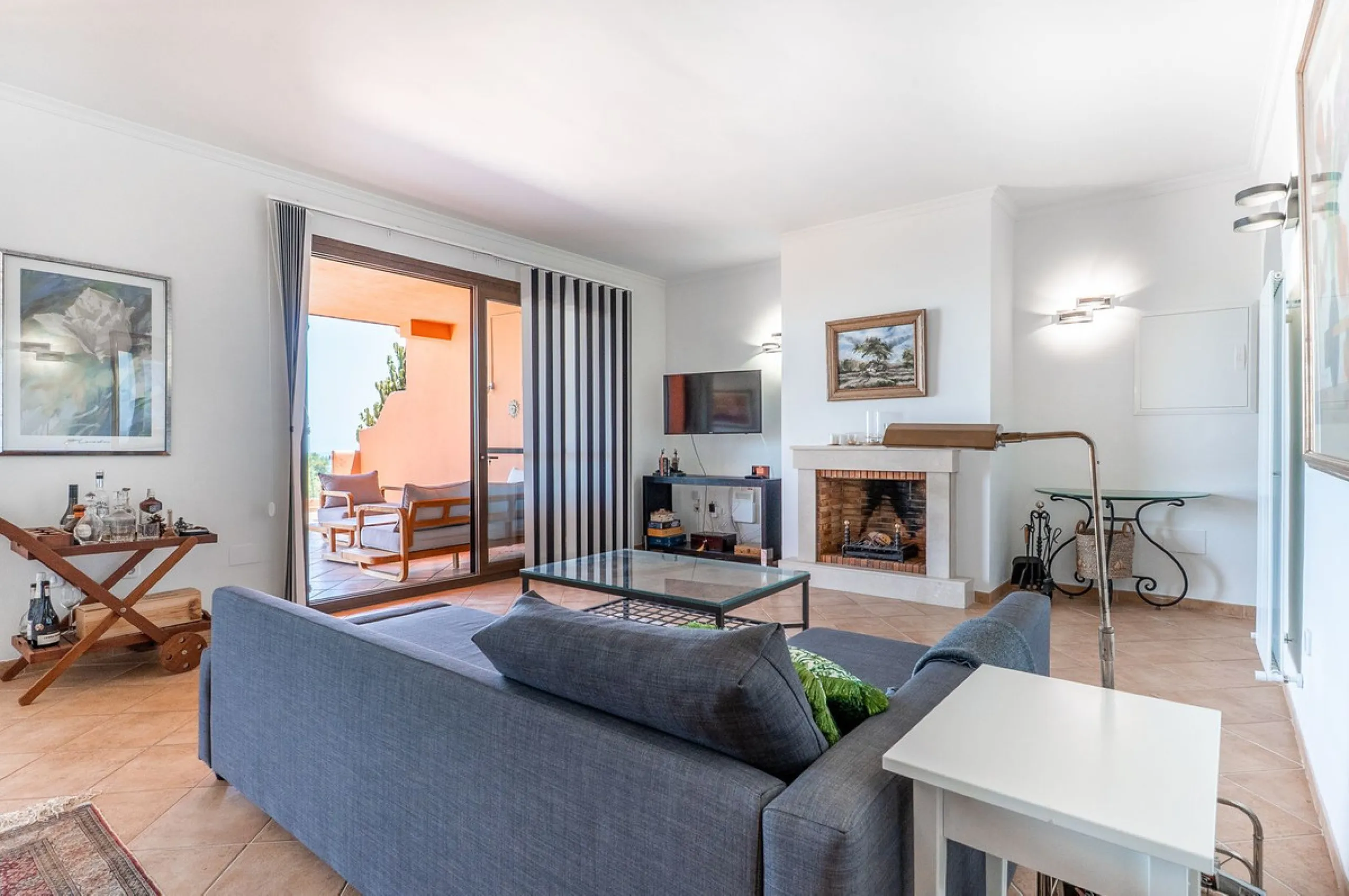 Las Buganvillas — это уютный жилой комплекс в самом сердце урбанизации La Mairena. Окружённый природой и с захватывающими видами, этот апартамент станет отличным выбором для тех, кто ищет тишину и спокойствие
