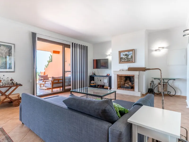 Las Buganvillas — это уютный жилой комплекс в самом сердце урбанизации La Mairena. Окружённый природой и с захватывающими видами, этот апартамент станет отличным выбором для тех, кто ищет тишину и спокойствие