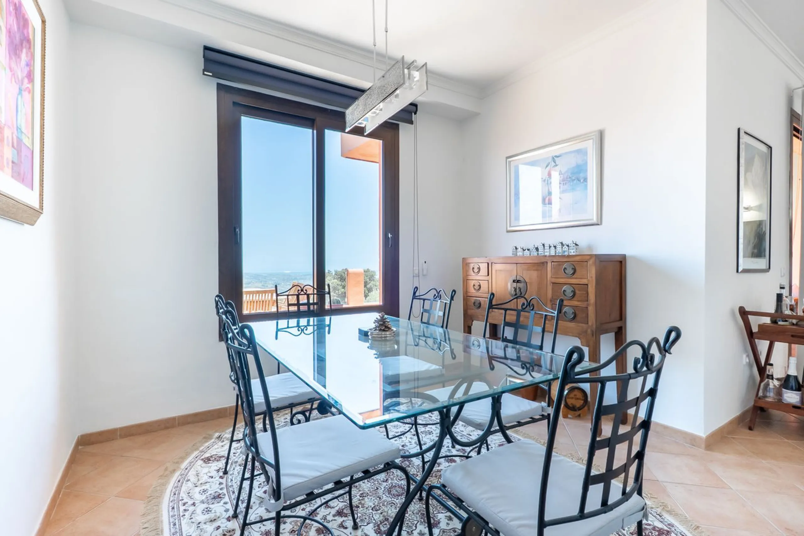 Las Buganvillas — это уютный жилой комплекс в самом сердце урбанизации La Mairena. Окружённый природой и с захватывающими видами, этот апартамент станет отличным выбором для тех, кто ищет тишину и спокойствие